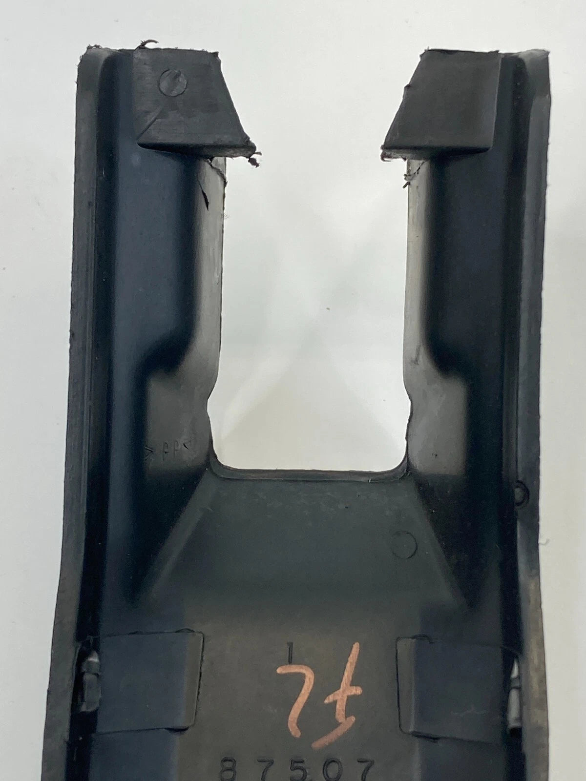 04-08 NISSAN MAXIMA FRONT LEFT SIDE LOWER SEAT TRACK COVER BEZEL TRIM 875077Y000