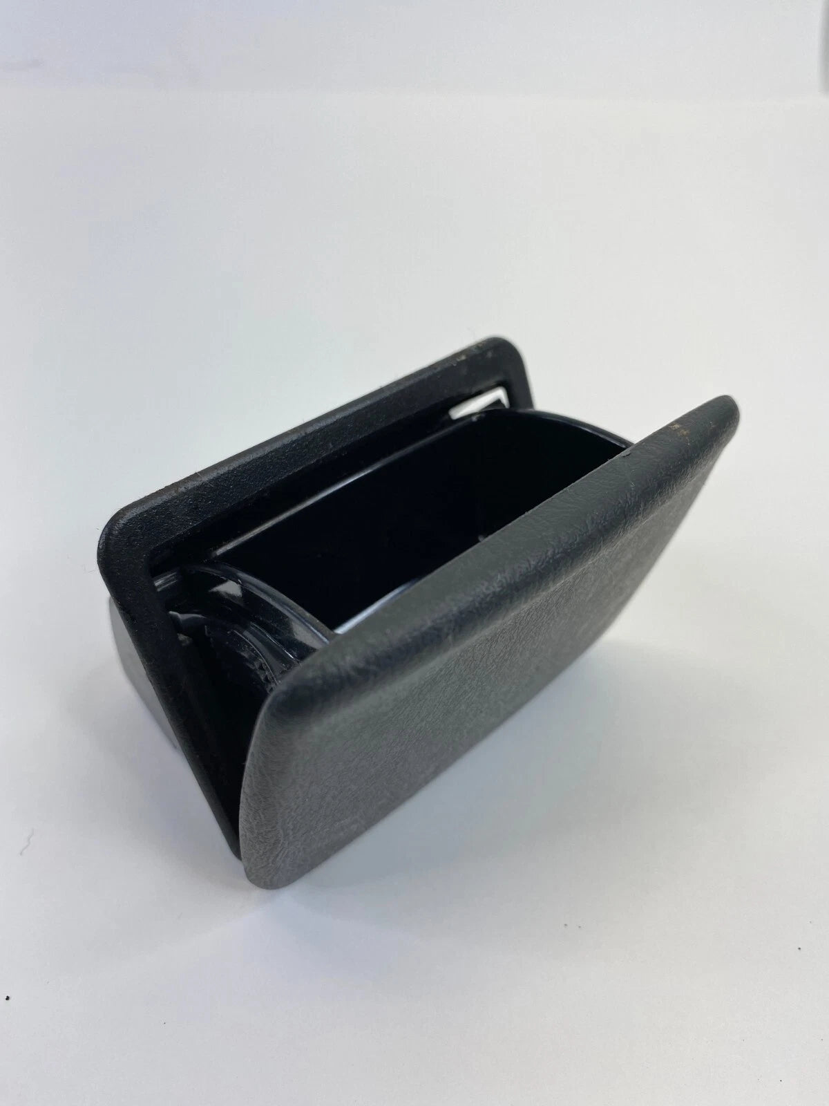 04 05 TOYOTA RAV4 CENTER CONSOLE REAR ASHTRAY RECEPTABLE RETAINER 74135-20090