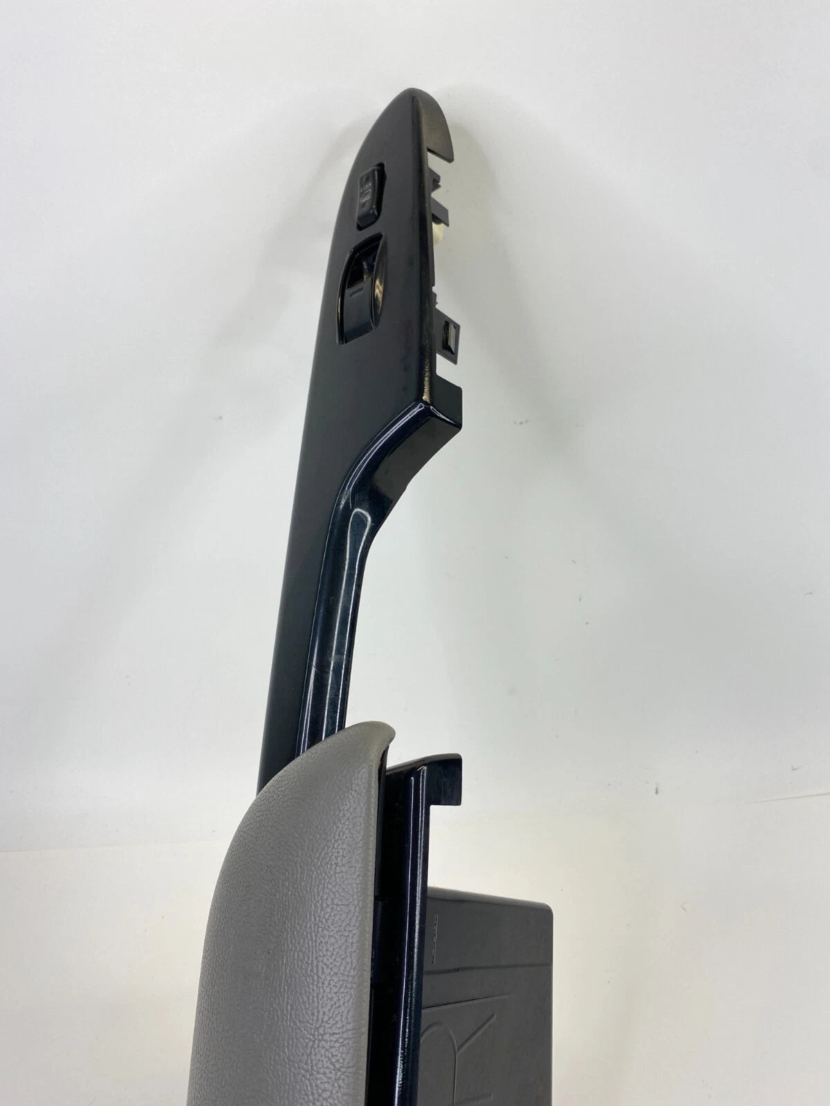 04-10 TOYOTA SIENNA FRONT RIGHT SIDE DOOR ARMREST W/ WINDOW SWITCH 74231-AE011