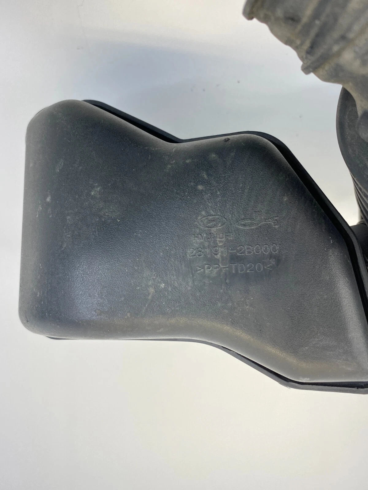 2007-2009 HYUNDAI SANTA FE 3.3L V6 AIR INTAKE RESONATOR DUCT PIPE 28191-2B000