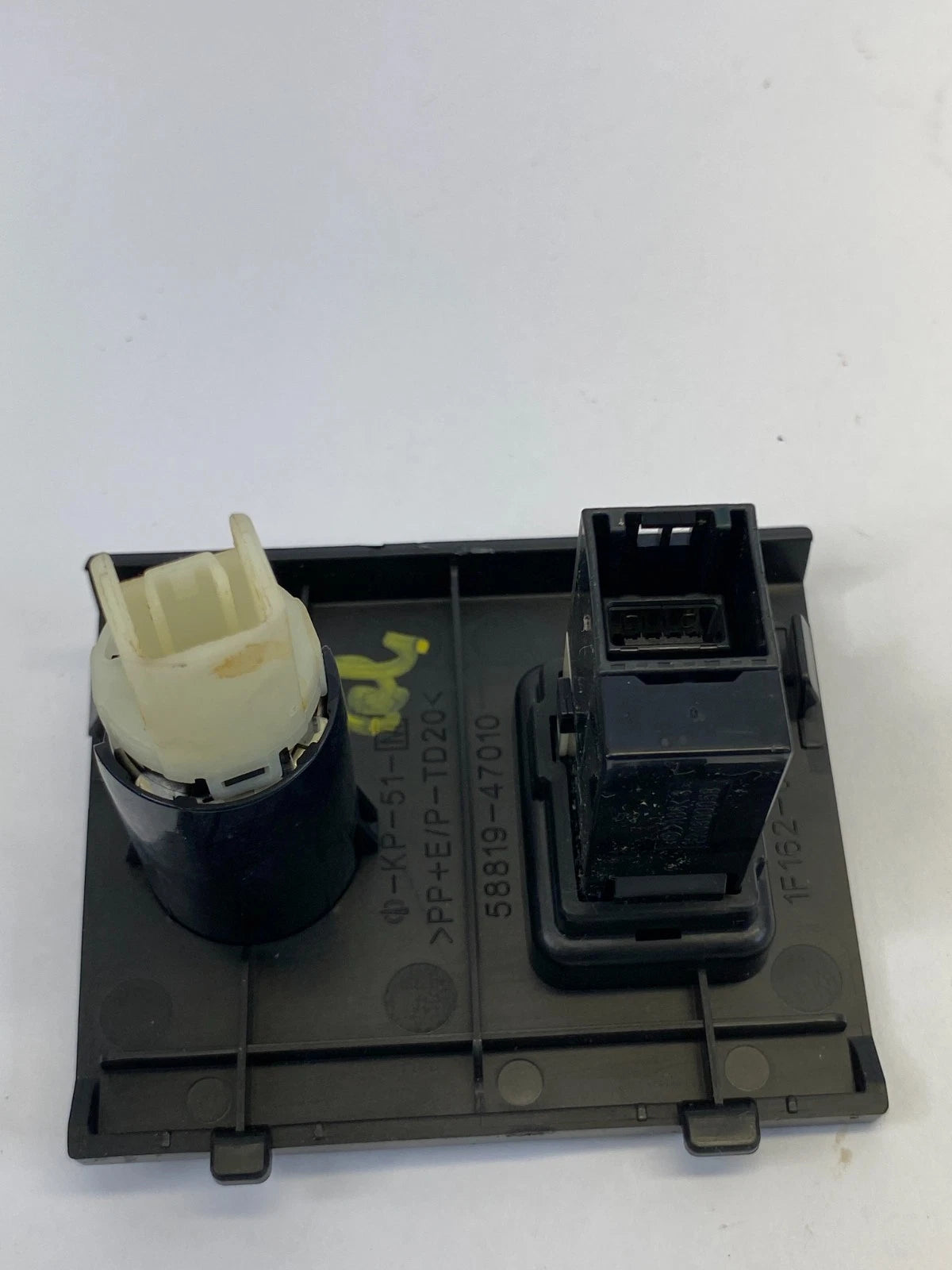 2012-2015 TOYOTA PRIUS CENTER CONSOLE PANEL POWER OUTLET JACK AUX 58819-47010