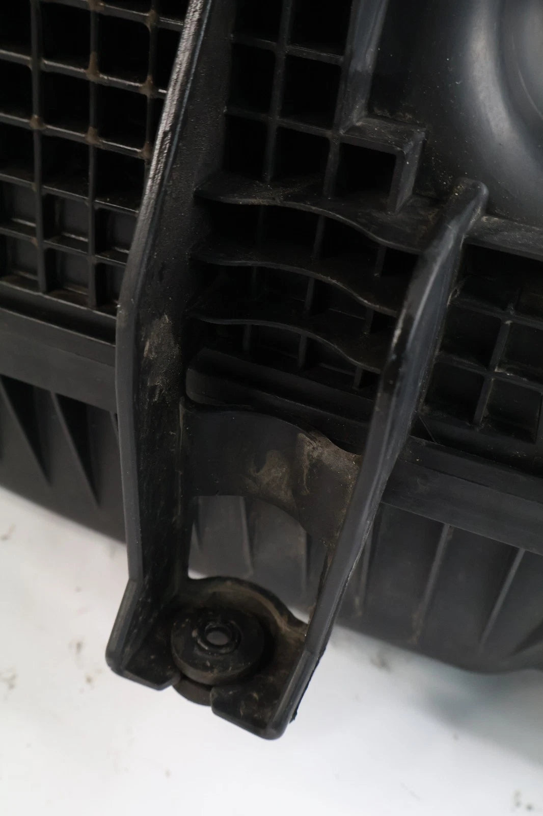 2011-2014 CHRYSLER 300 3.6L AIR INTAKE FILTER BOX HOUSING 04861743AC OEM