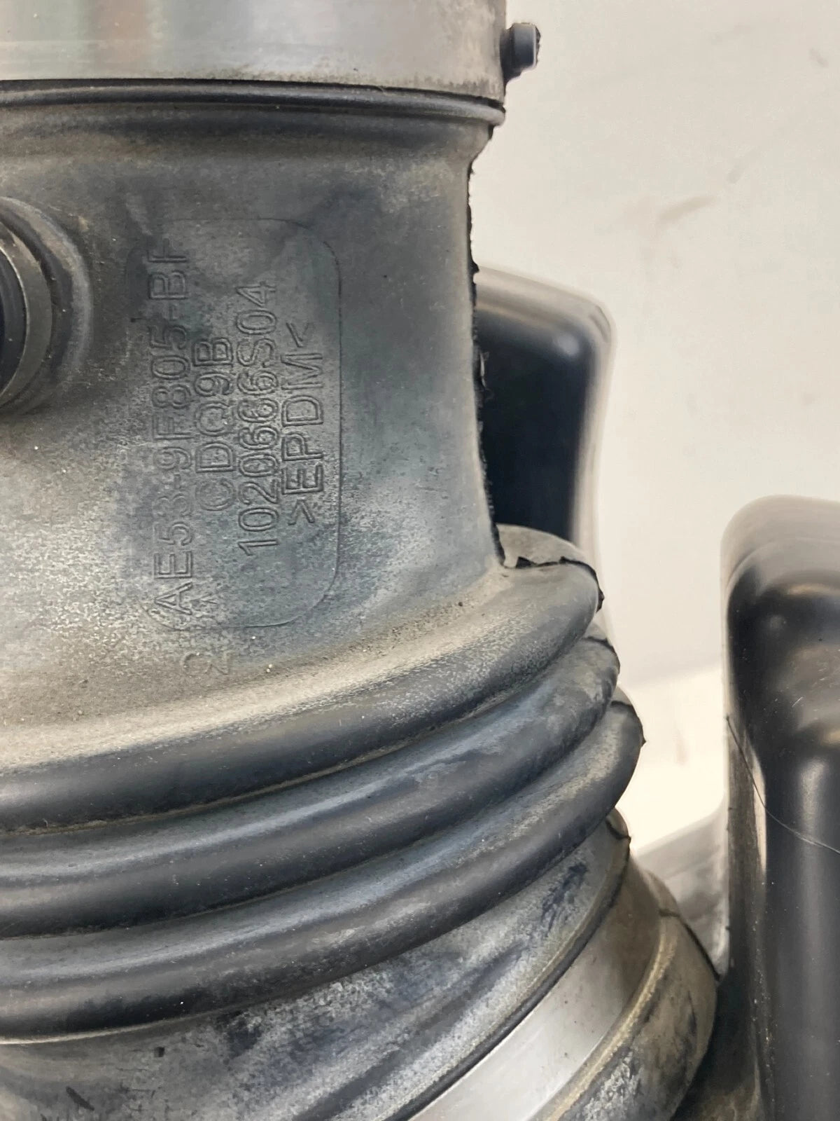 2010-2012 FORD FUSION 2.5L FWD UPPER AIR INTAKE CLEANER BOX COVER W OUTLET HOSE