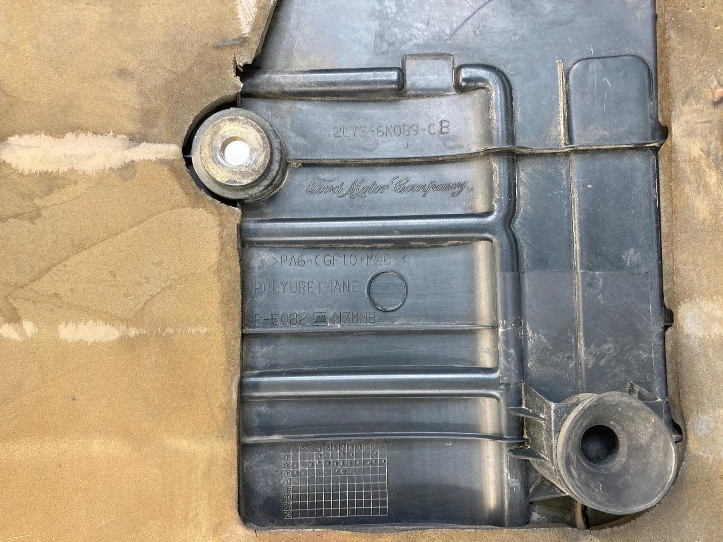 2002-2004 Lincoln Navigator 5.4L V8 Engine Cover Top Shield Guard 2L7E-6K089-C