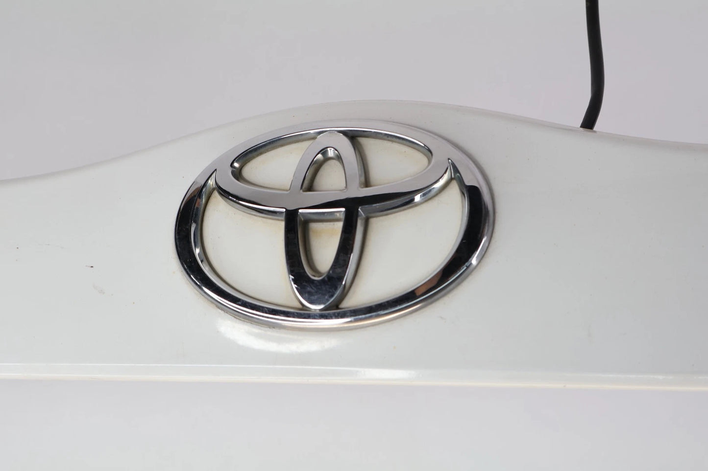 05-09 TOYOTA PRIUS REAR TRUNK LID MOLDING HANDLE GARNISH W EMBLEM 7680147050 OEM