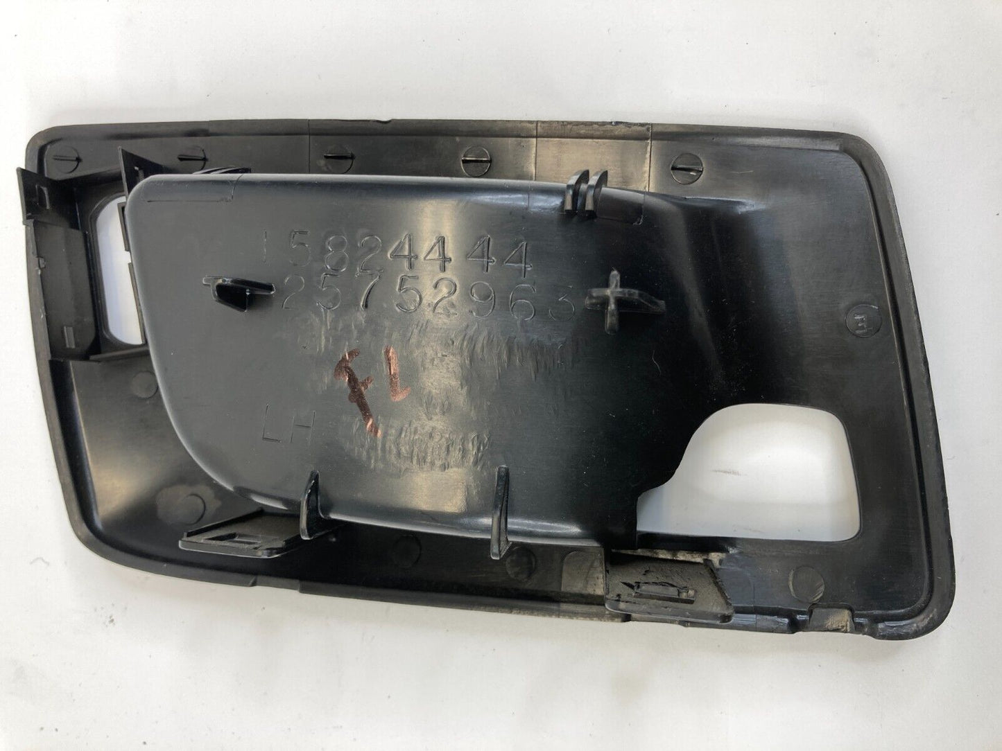 04-06 Cadillac SRX Front Left Driver Side Door Inner Handle Bezel Trim 25752963