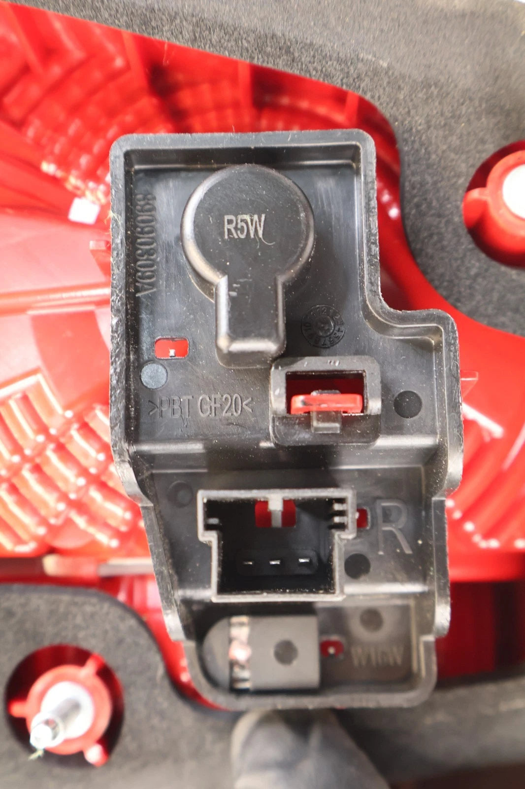 2011-2014 VW VOLKSWAGEN TOUAREG RIGHT TRUNK INNER TAILLIGHT 7P6-945-094-C OEM