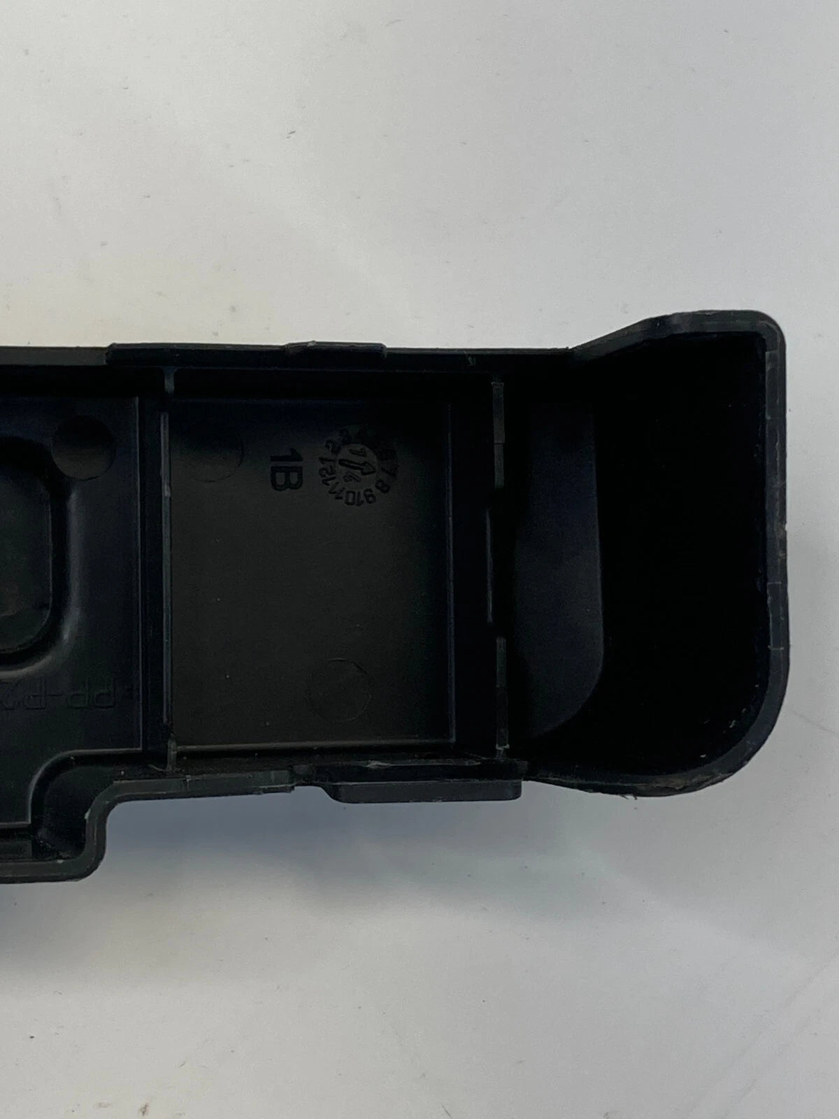 2013-2015 CHEVROLET MALIBU 2.5 ENGINE COMPARTMENT SIDE FUSE BLOCK TRIM COVER OEM
