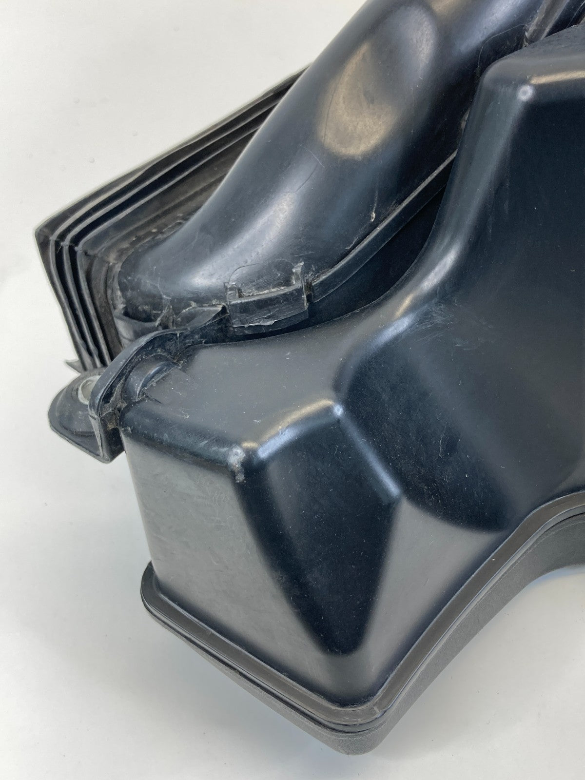 2014-2016 Ford Fusion 2.5L FWD Air Intake Cleaner Box Filter Assembly OEM