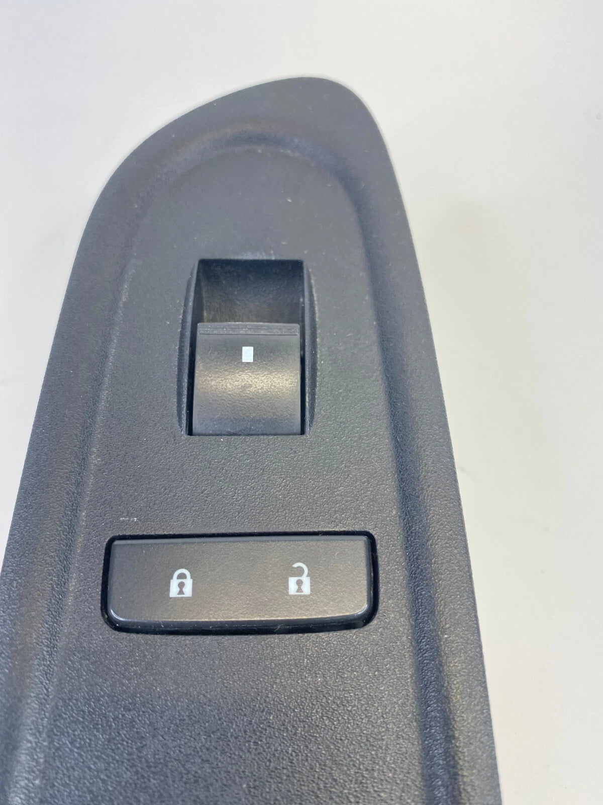 2009-2012 CHEVROLET TRAVERSE FRONT RIGHT PASSENGER WINDOW SWITCH BEZEL TRIM OEM