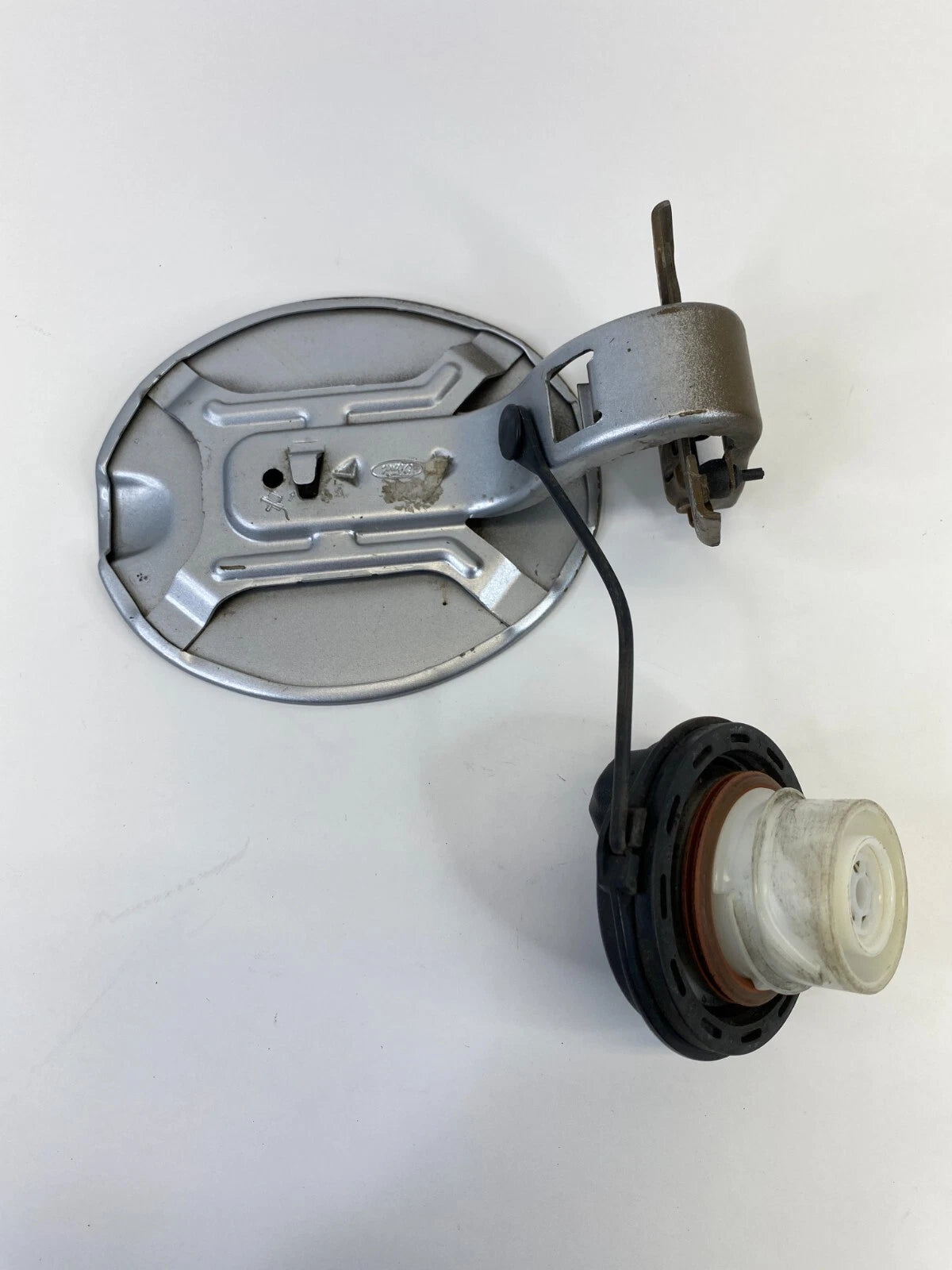 2008-2011 FORD FOCUS SEDAN FUEL FILLER GAS DOOR LID COVER W/ CAP OEM