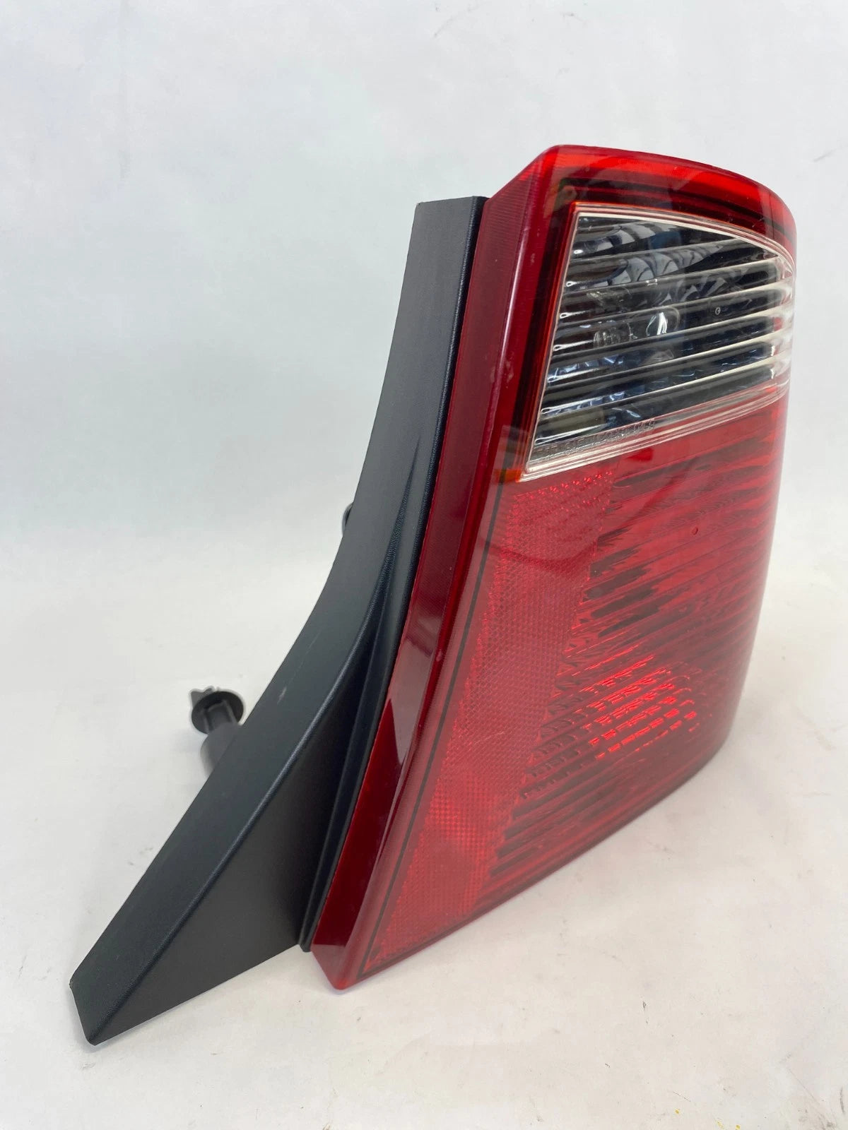 2005-2007 FORD FOCUS SEDAN RIGHT PASSENGER SIDE TAIL LIGHT LAMP ASSEMBLY OEM