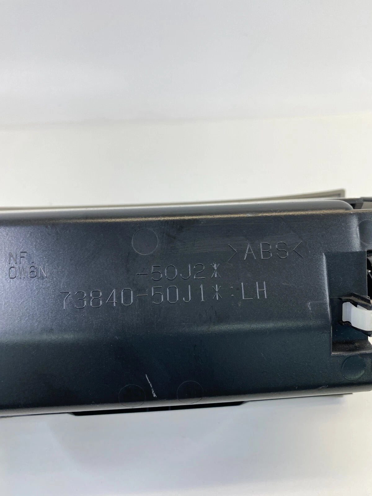 2003 2004 2005 2006 SUZUKI XL-7 CENTER DASH STORAGE COMPARTMENT 73840-50J1 OEM