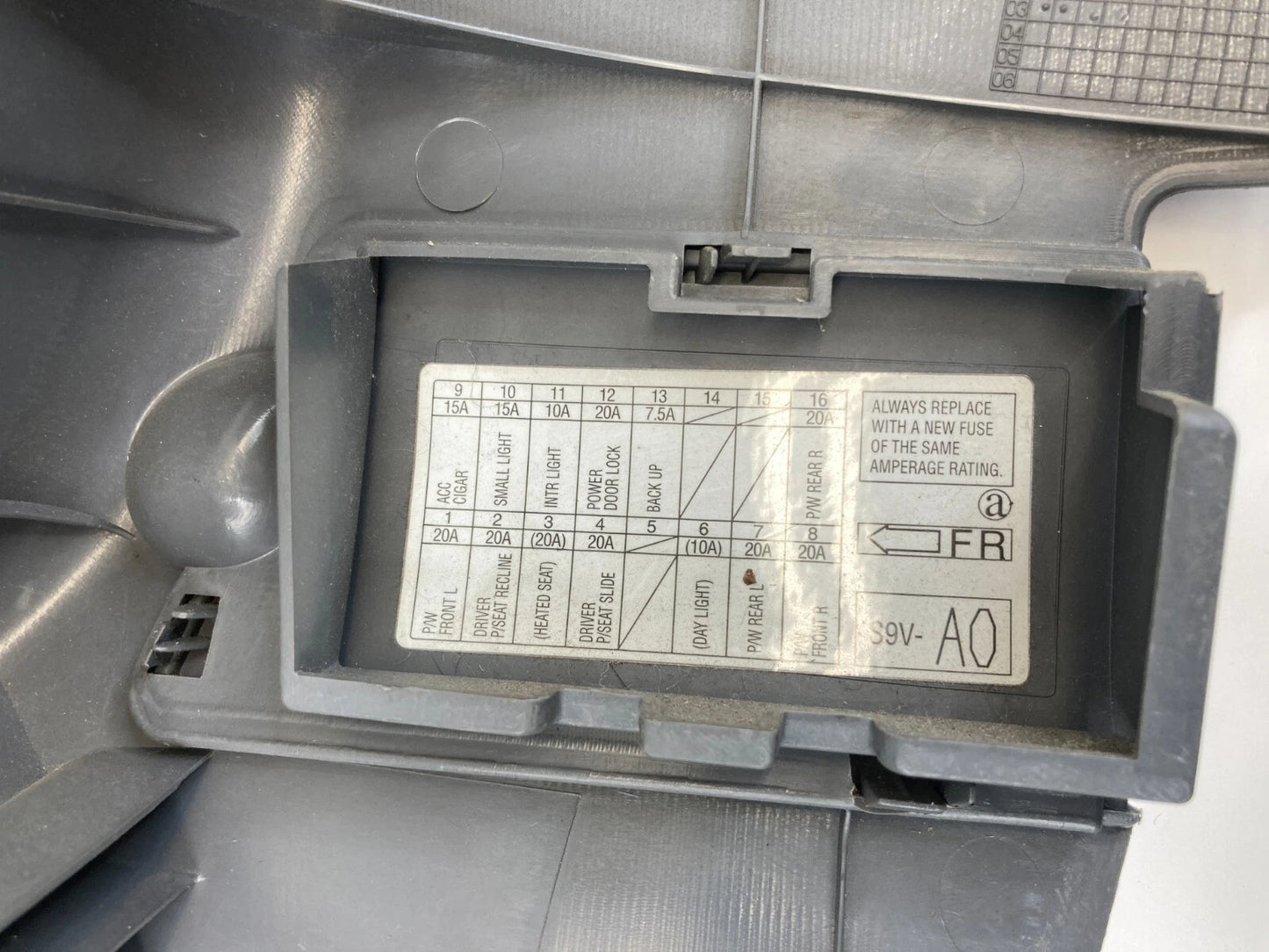 2003 2004 HONDA PILOT RIGHT SIDE LOWER KICK COWL PANEL COVER BEZEL 83111-S9V OEM