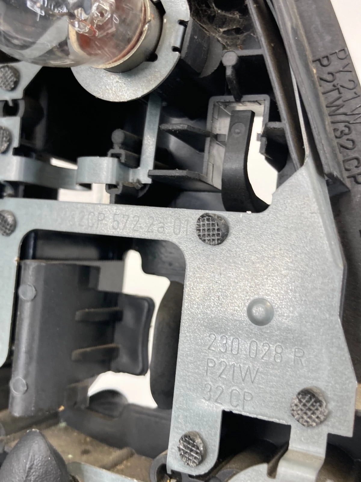 99 00 BMW 323I SEDAN REAR RIGHT TAIL LIGHT CARRIER BULB HOLDER 63218383100 OEM