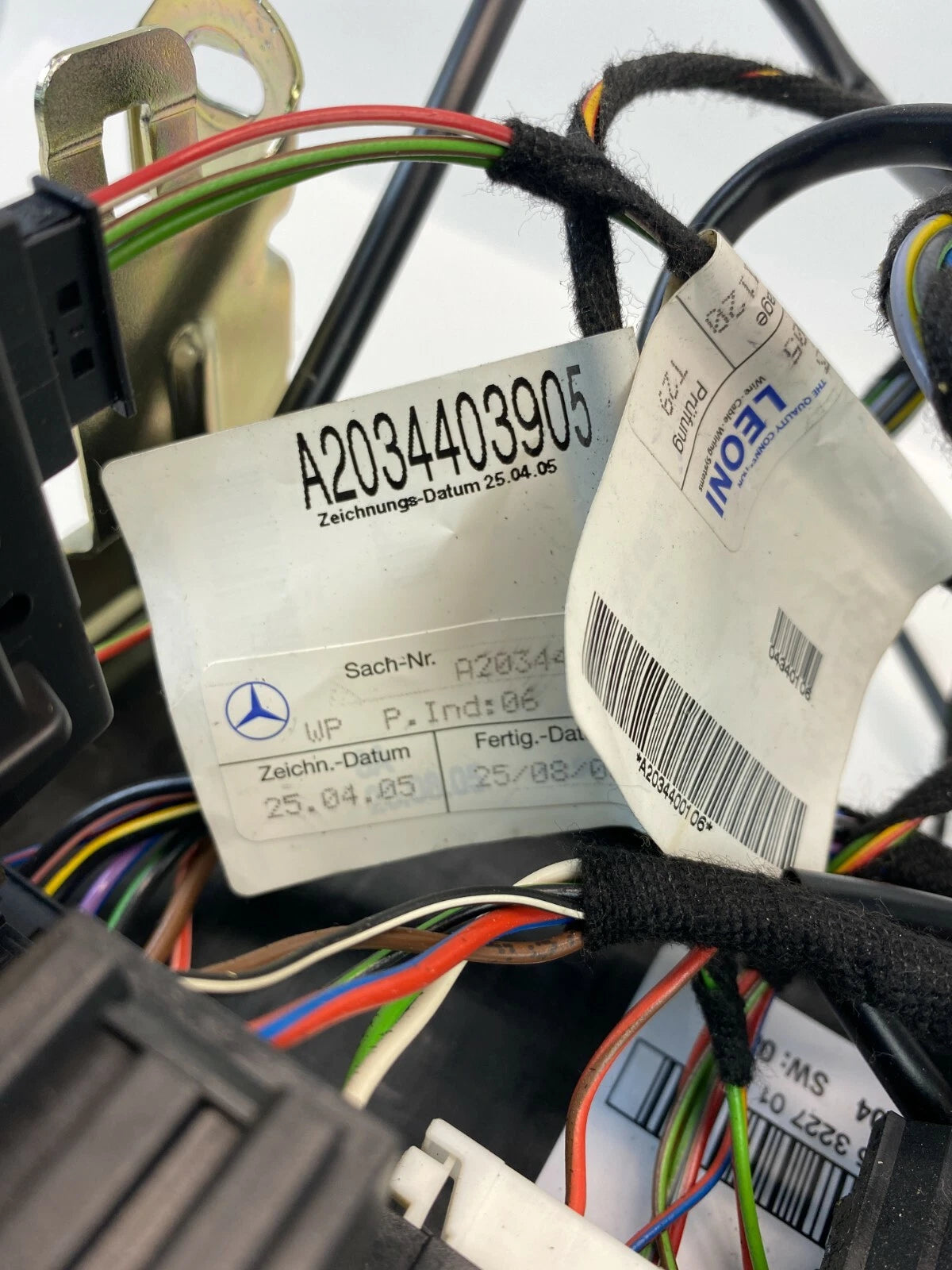 06 07 MERCEDES C280 REAR TRUNK SAM FUSE BOX W/ ANTI THEFT MODULE A2034403905