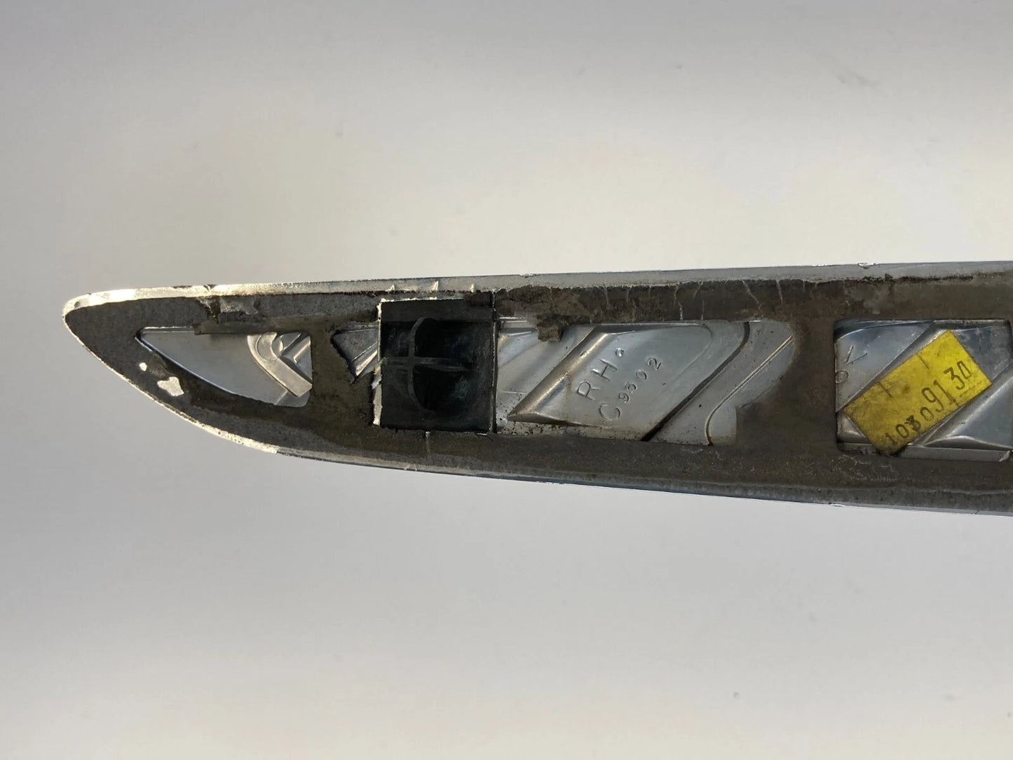 2008-2012 BUICK ENCLAVE HOOD RIGHT SIDE EXTERIOR GRILLE TRIM MOLDING CHROME OEM