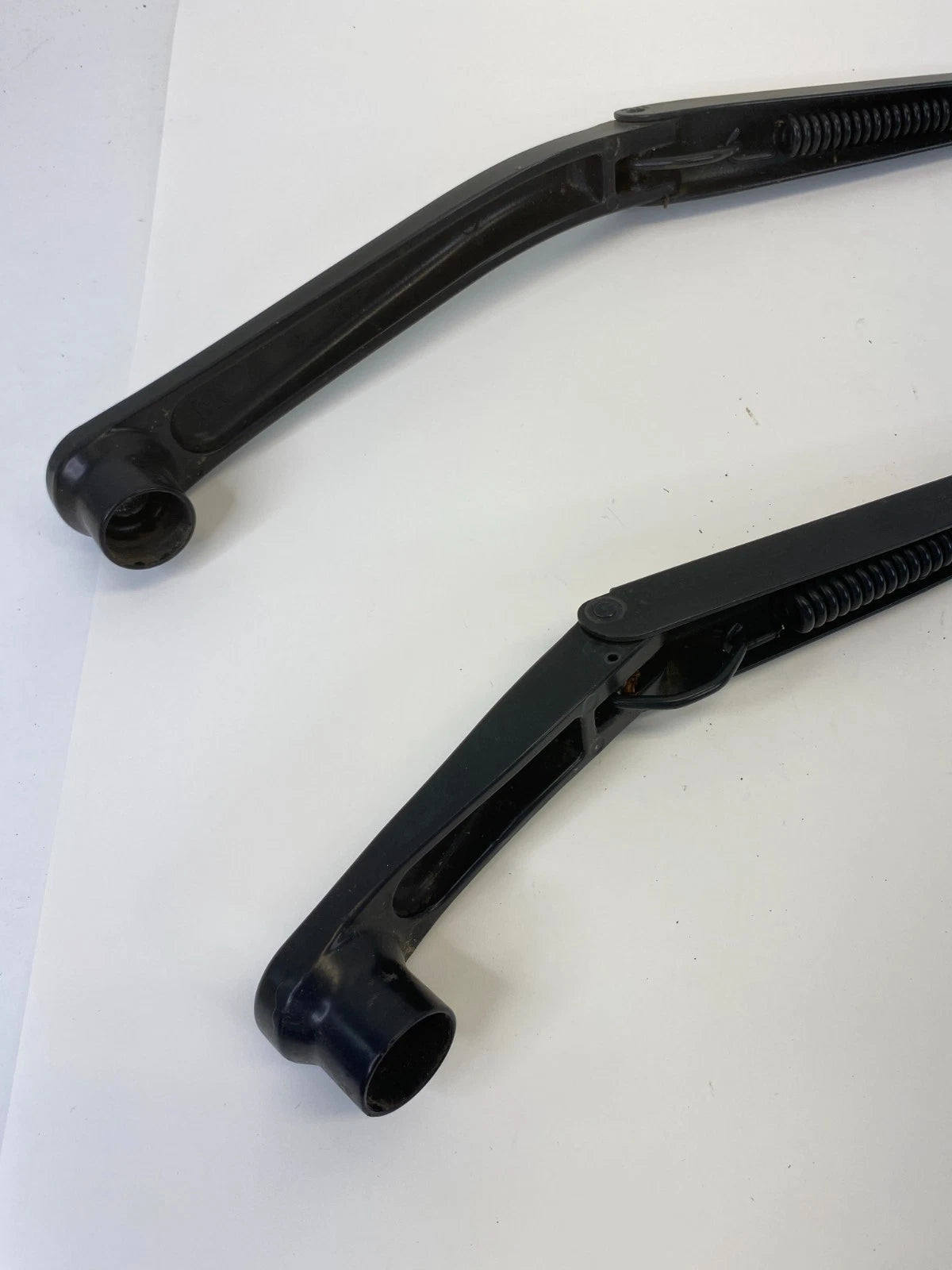 2005-2010 CHRYSLER 300 FRONT RIGHT & LEFT WINDSHIELD WIPER ARM PAIR SET OEM