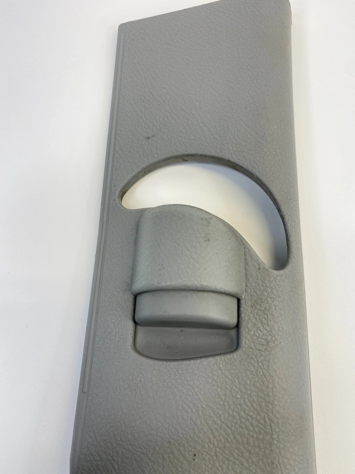 2007-2009 HYUNDAI SANTA FE RIGHT SIDE SEAT BELT HEIGHT ADJUSTER COVER RH OEM