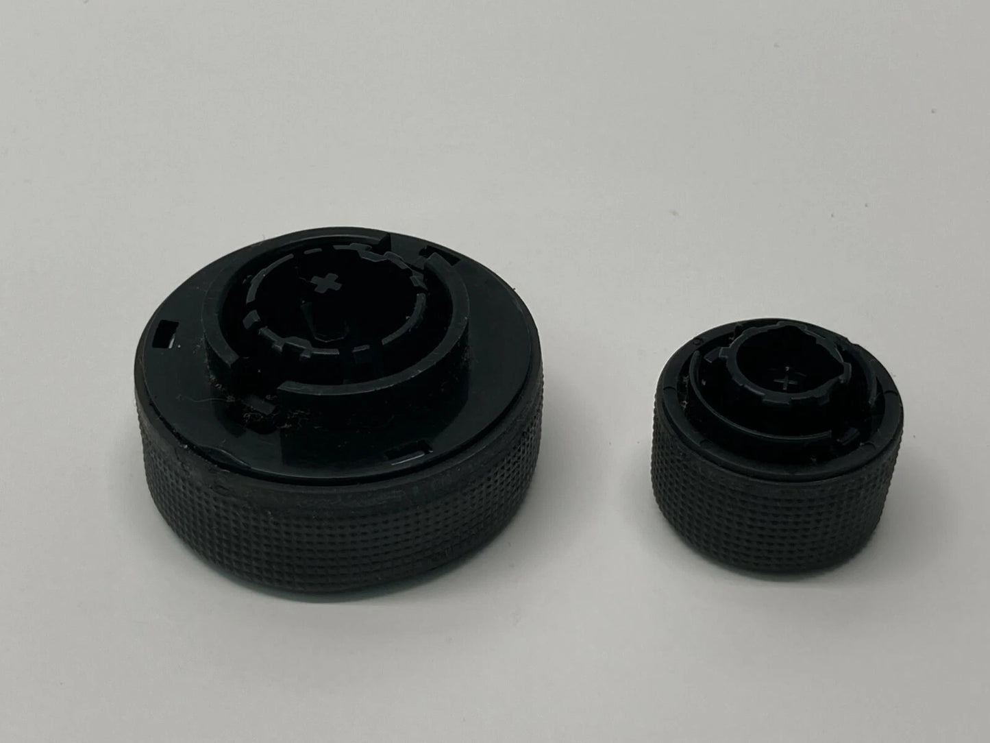 2006 2007 06 07 SATURN VUE ION DASH RADIO CD STEREO KNOB SET PAIR OEM