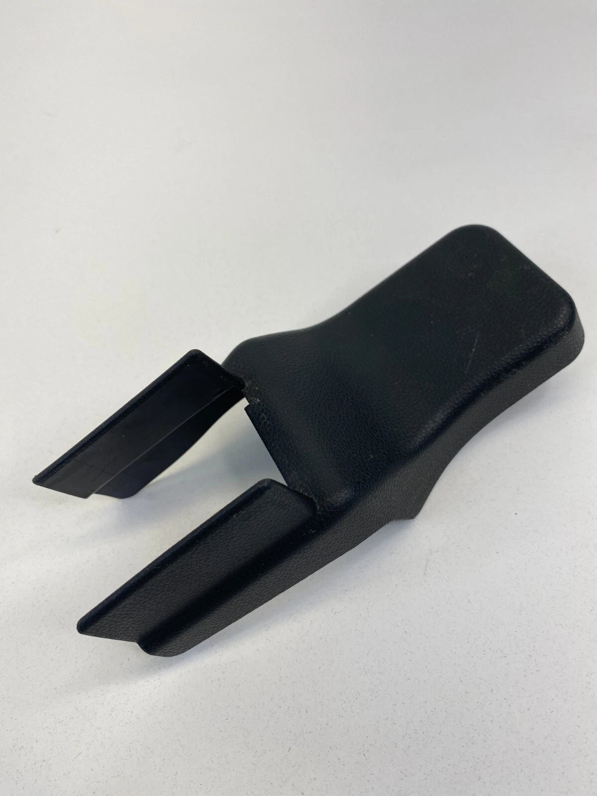 07-09 MAZDA 3 MAZDA3 SEDAN FRONT RIGHT SIDE SEAT TRIM RAIL CAP COVER B33D57043