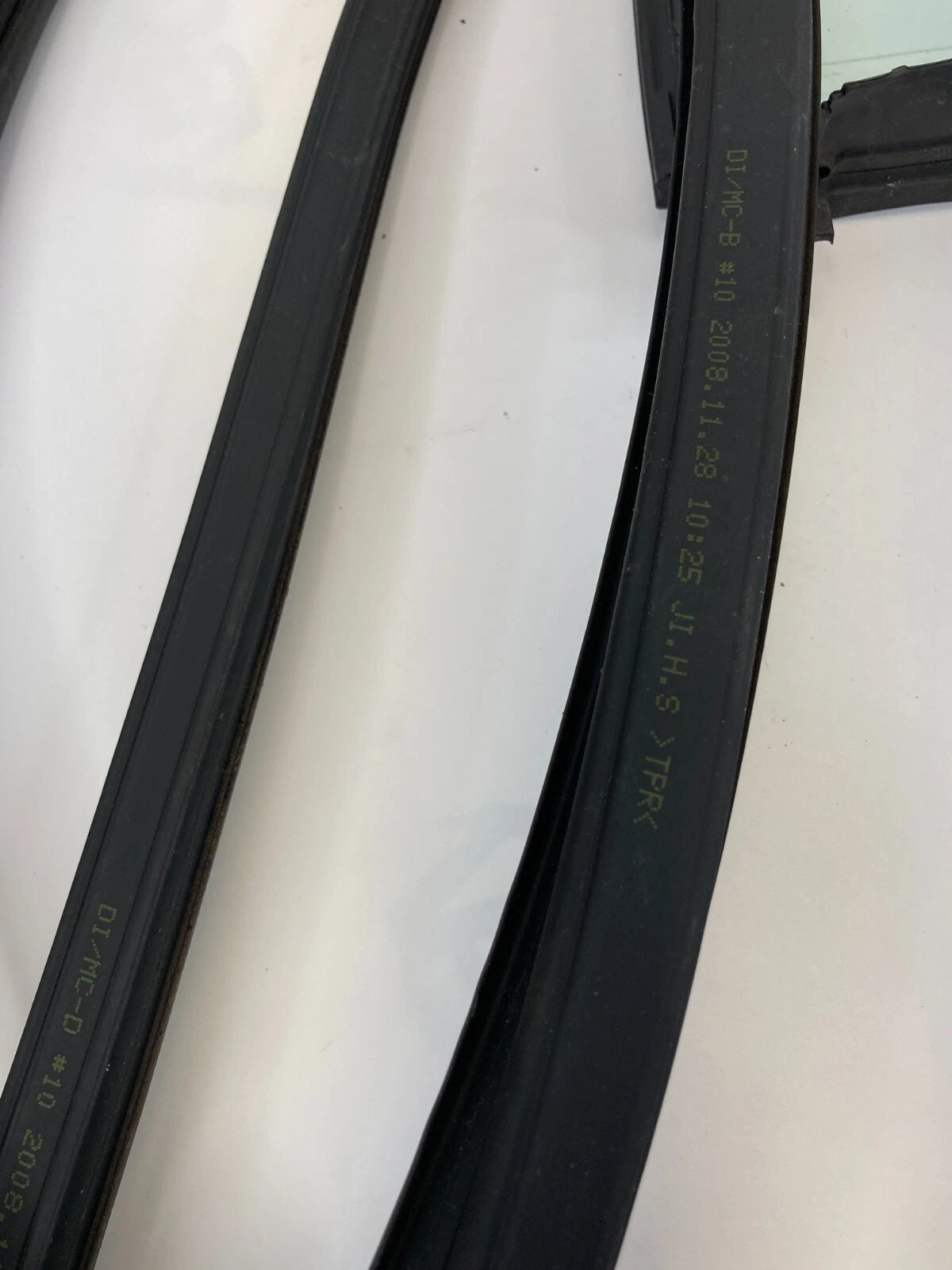 06-11 HYUNDAI ACCENT SEDAN REAR RIGHT SIDE DOOR WINDOW FIXED VENT QUARTER GLASS