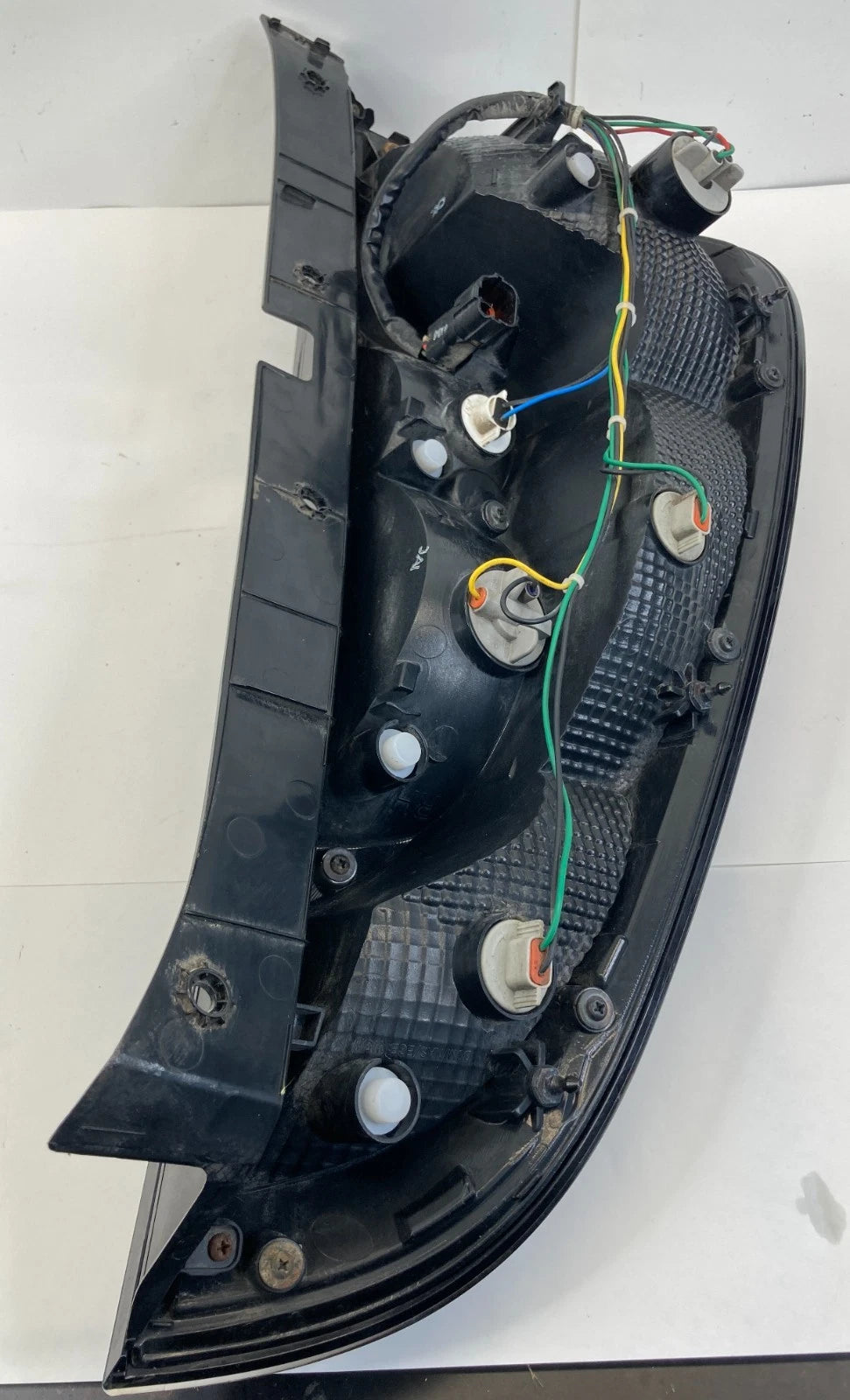 2014-2019 Kia Soul Rear Right Passenger Side Tail Light Taillight Lamp 92402B2