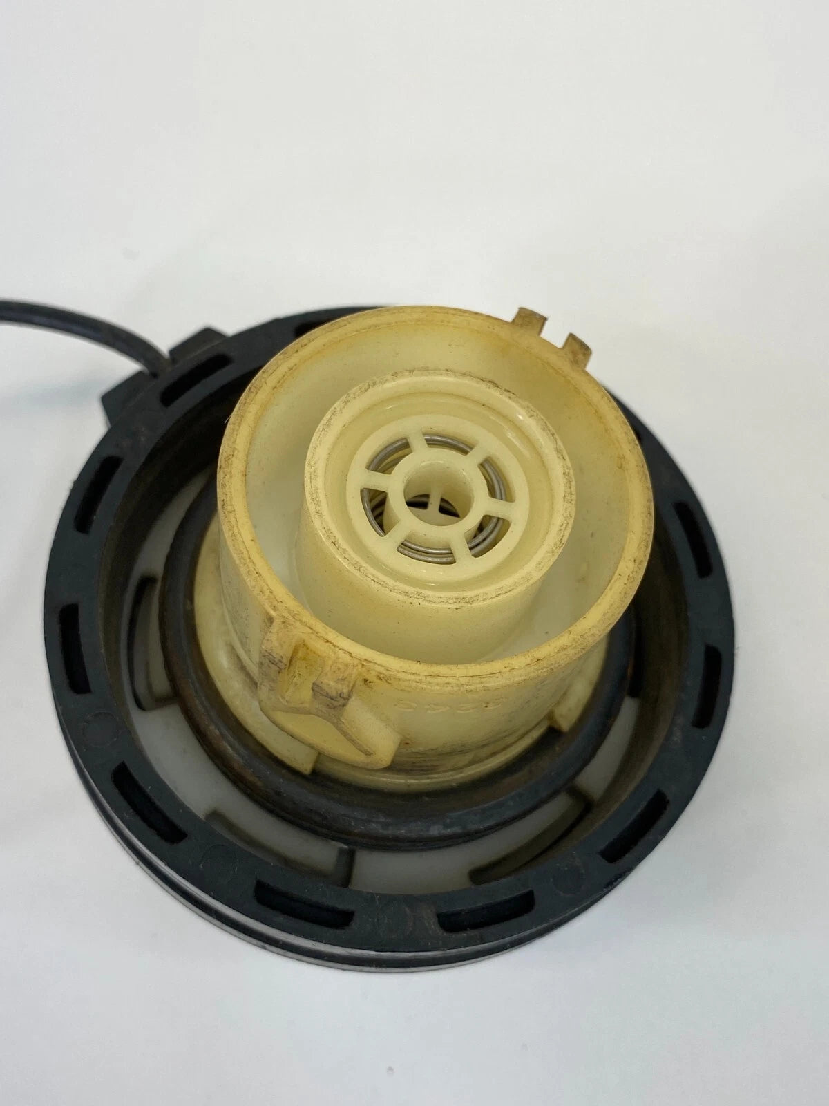 2004 2005 CHEVROLET AVALANCHE 4-DR 5.3L 16V FUEL SYSTEM TANK FILLER CAP ASSY