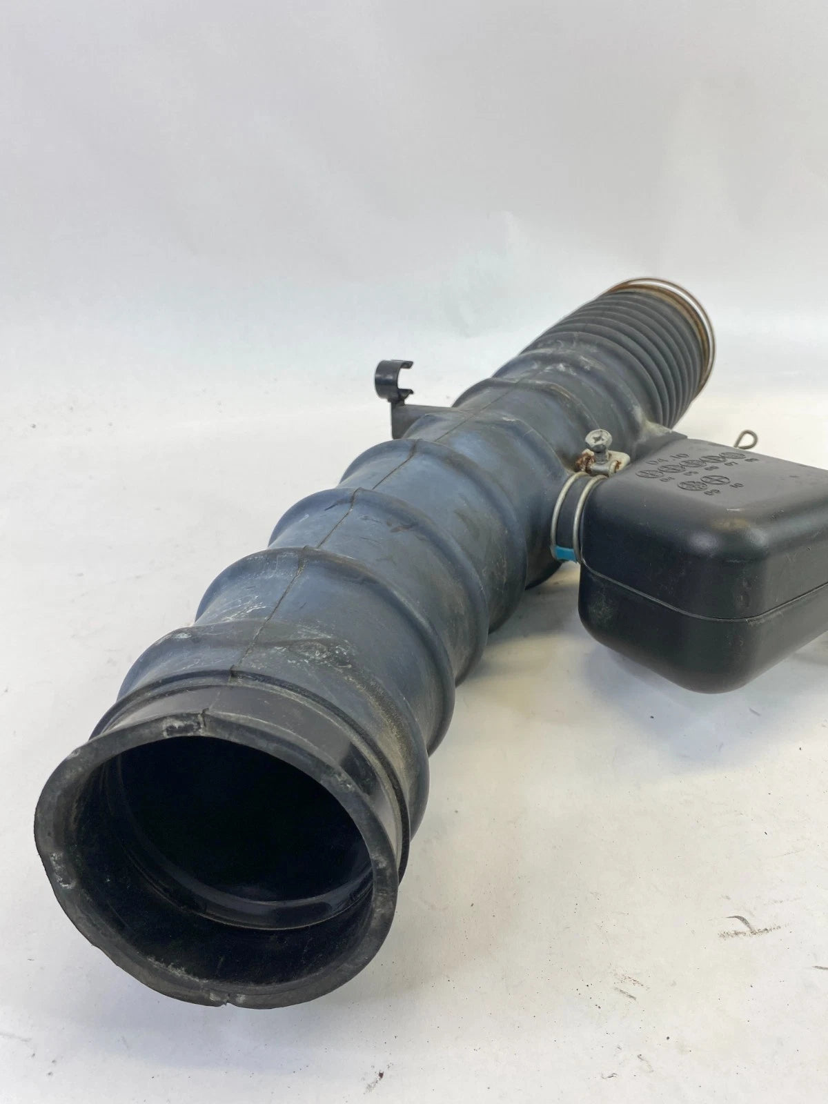 2006-2013 LEXUS IS250 2.5L AIR INTAKE HOSE TUBE RESONATOR OEM 17881-31120