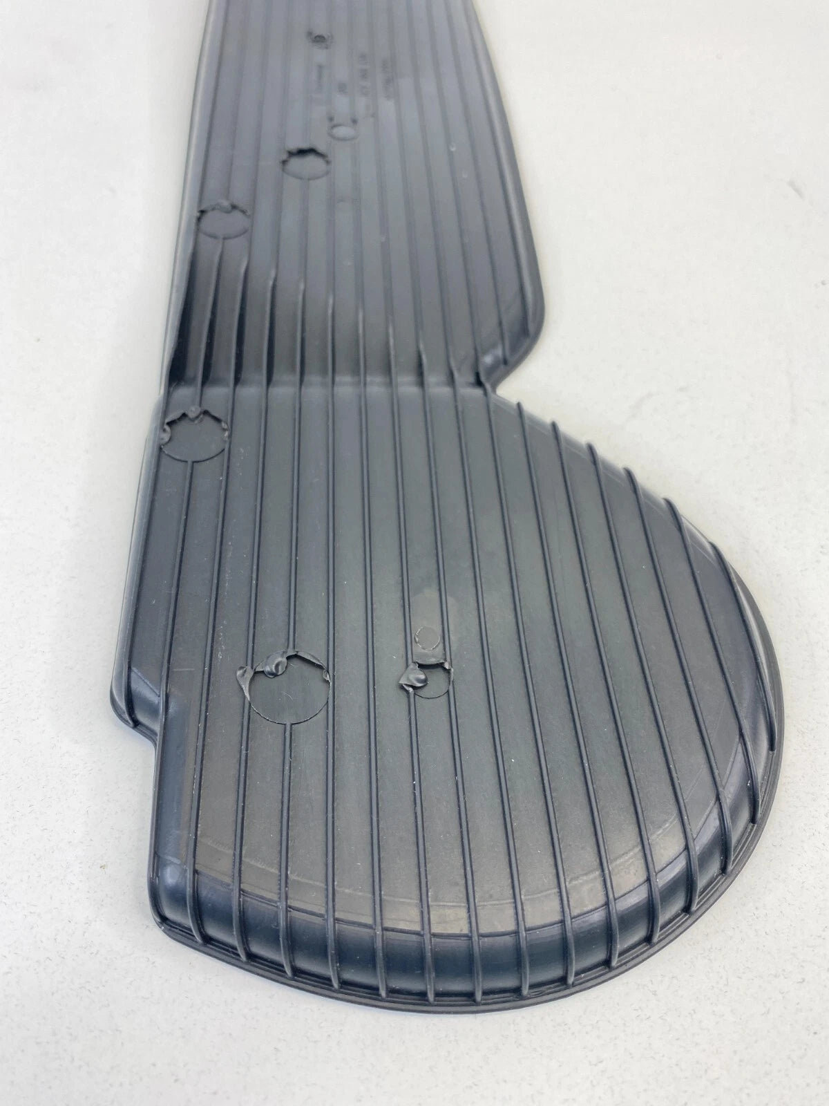 06-10 VW VOLKSWAGEN PASSAT FRONT RIGHT DOOR PANEL MAT LINER RUBBER 3C1-868-134