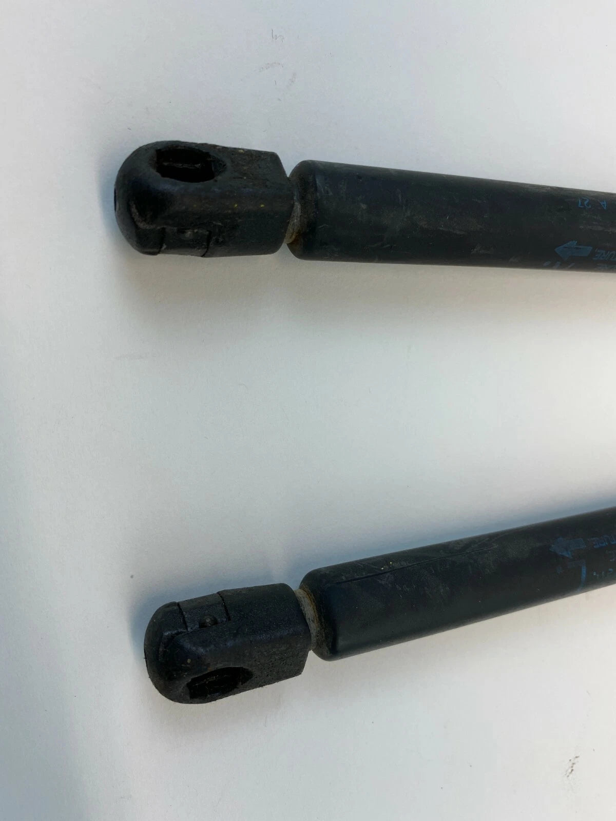 2003-2008 PONTIAC VIBE REAR LIFTGATE LIFT SUPPORTS SHOCK STRUTS PAIR SET OEM