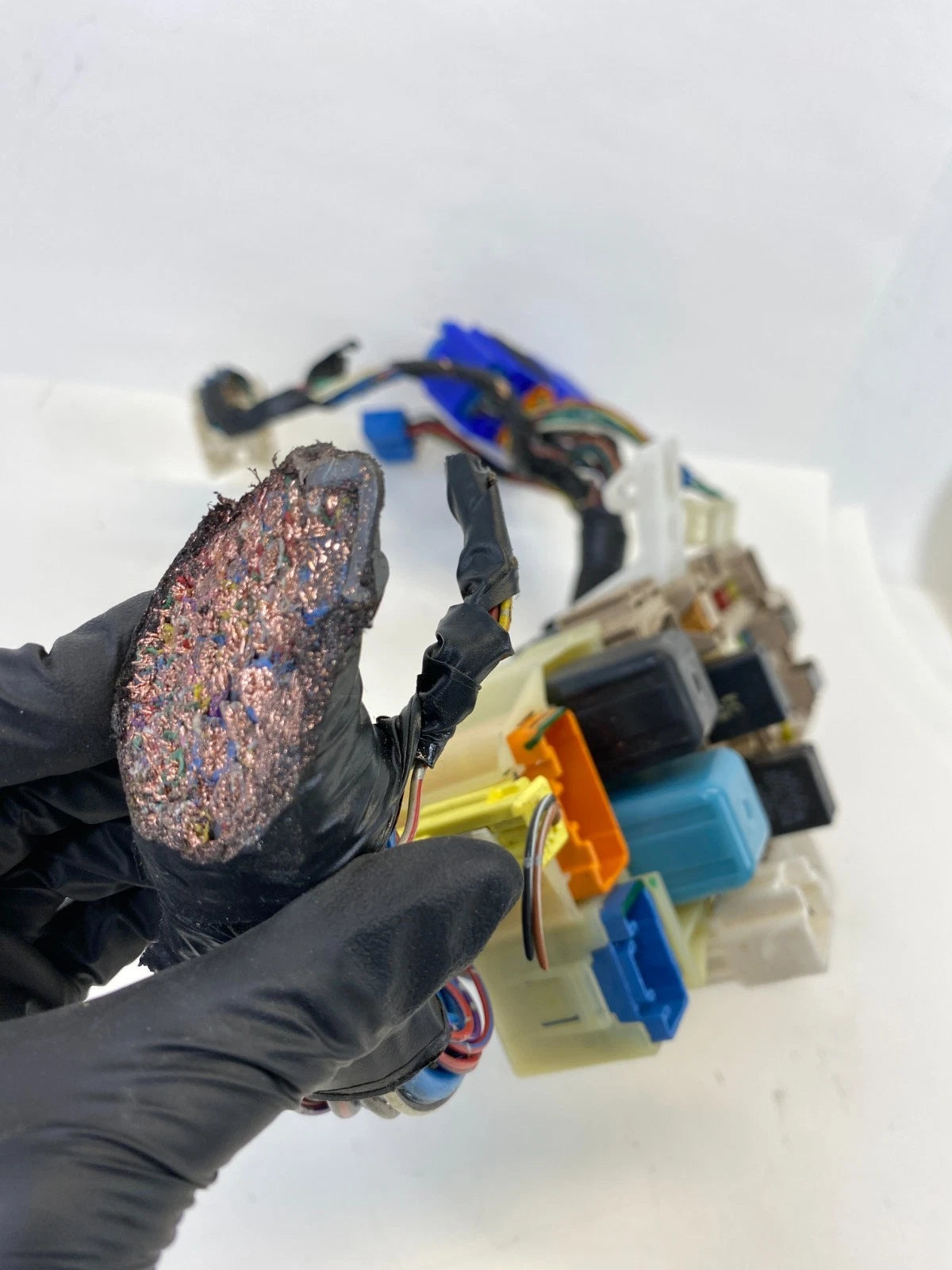 98-05 LEXUS GS300 DASH RIGHT SIDE FUSE RELAY POWER BOX MODULE 89221-30080 OEM