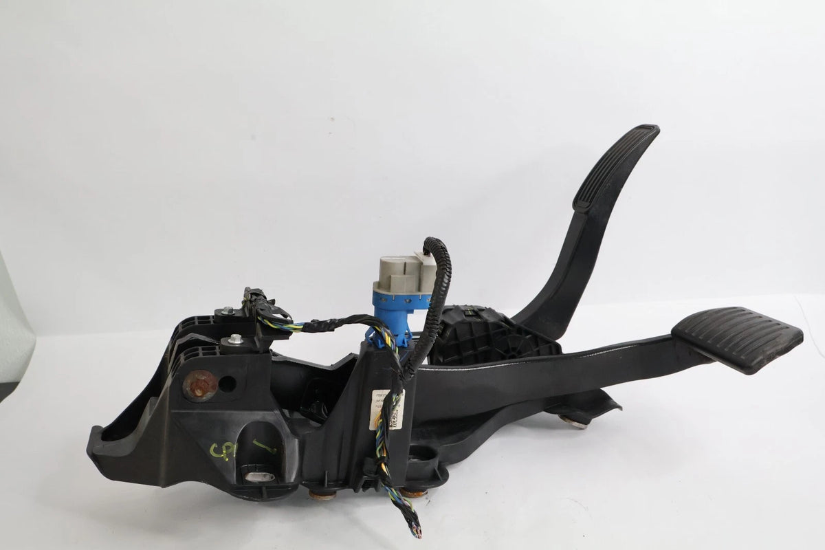 2013-2020 FORD FUSION BRAKE AND ACCELERATOR PEDAL ASSEMBLY BRACKET FG8C-9F856-AB