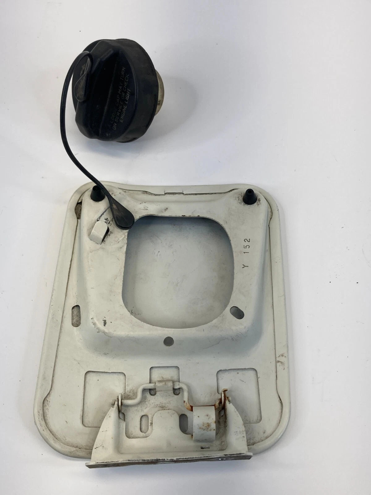 2005-2010 CHRYSLER 300 05-08 DODGE MAGNUM FUEL FILLER GAS TANK DOOR LID COVER