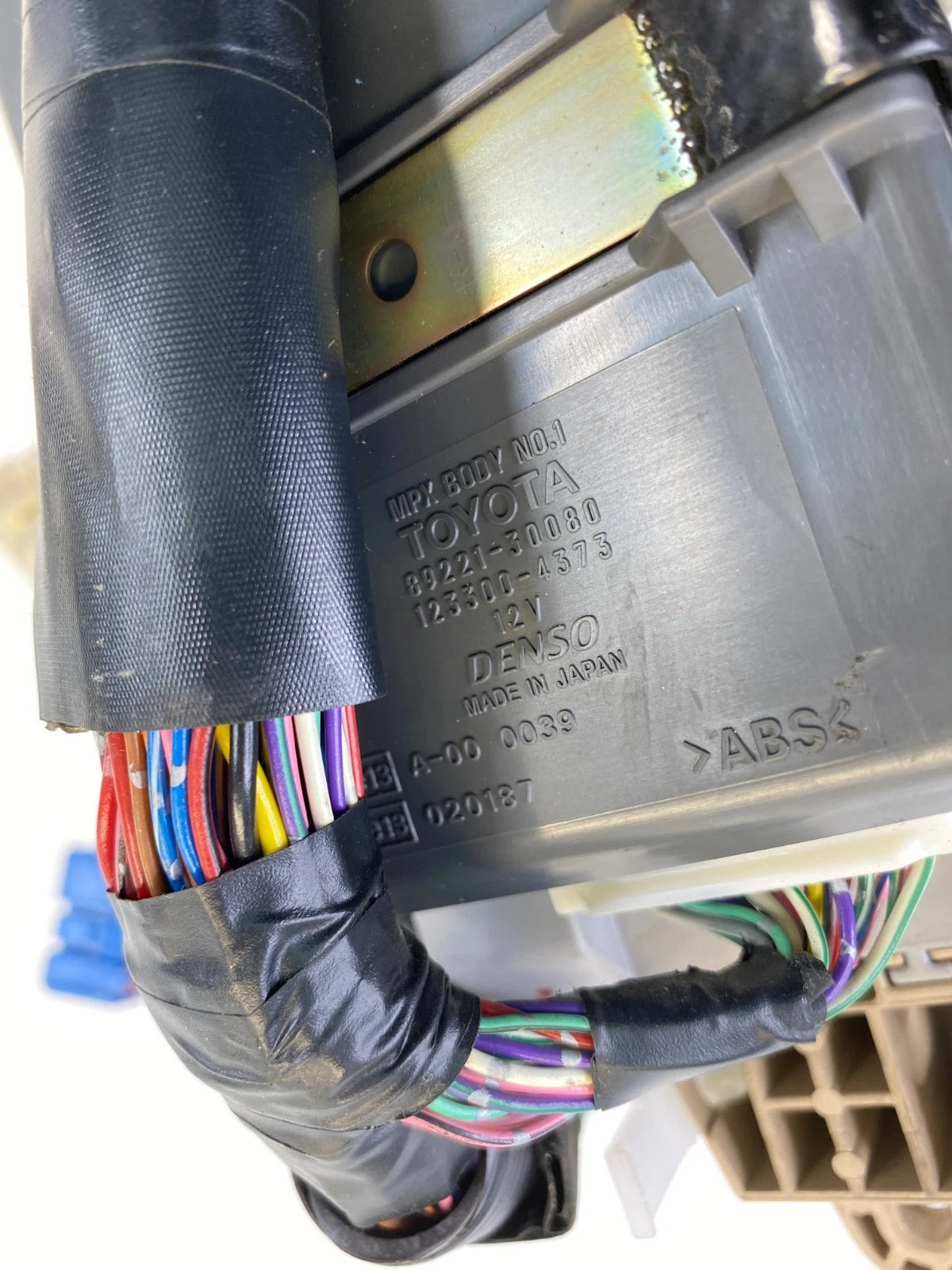 98-05 LEXUS GS300 DASH RIGHT SIDE FUSE RELAY POWER BOX MODULE 89221-30080 OEM