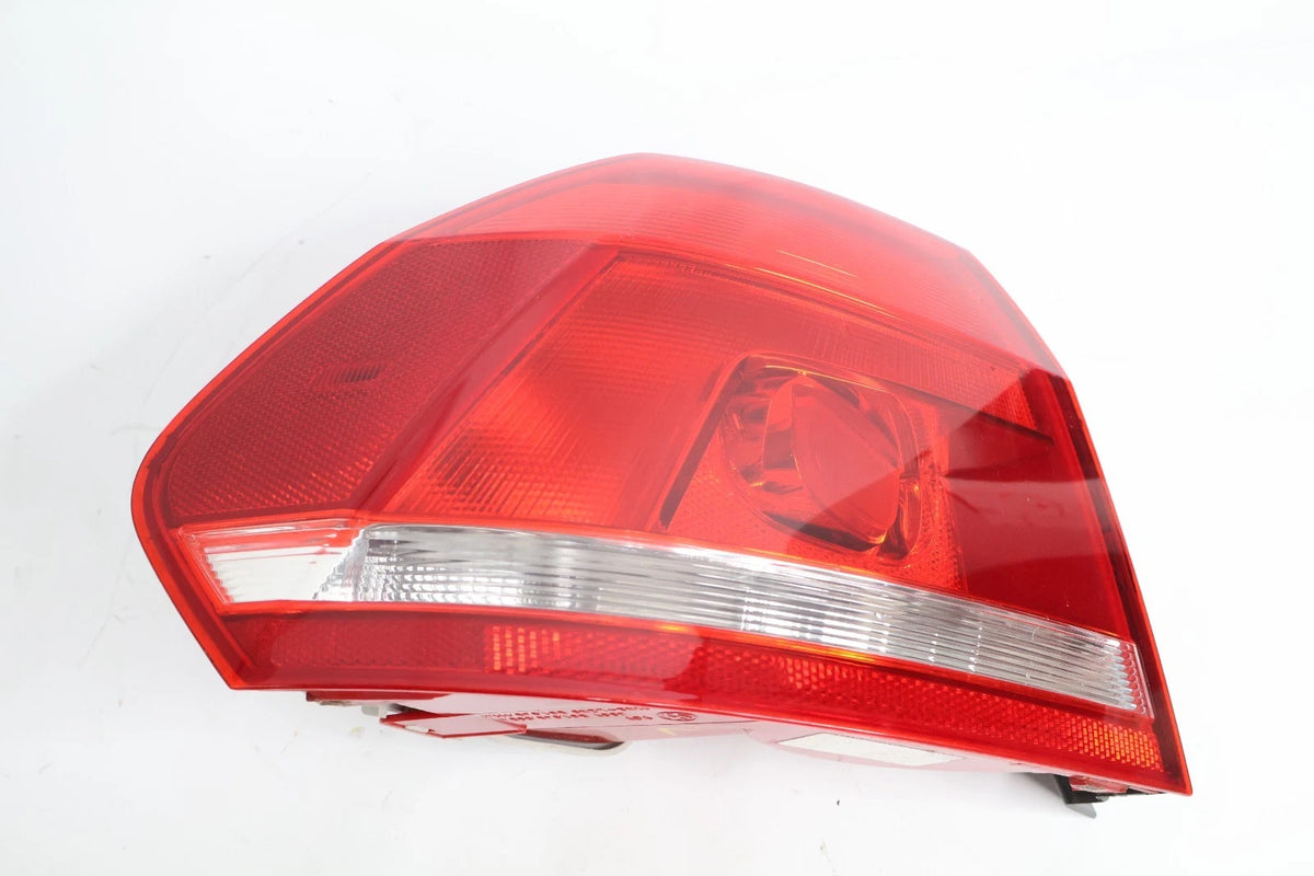 2012-2015 VOLKSWAGEN PASSAT OUTER LEFT DRIVER TAILLIGHT LAMP HALOGEN 561945095