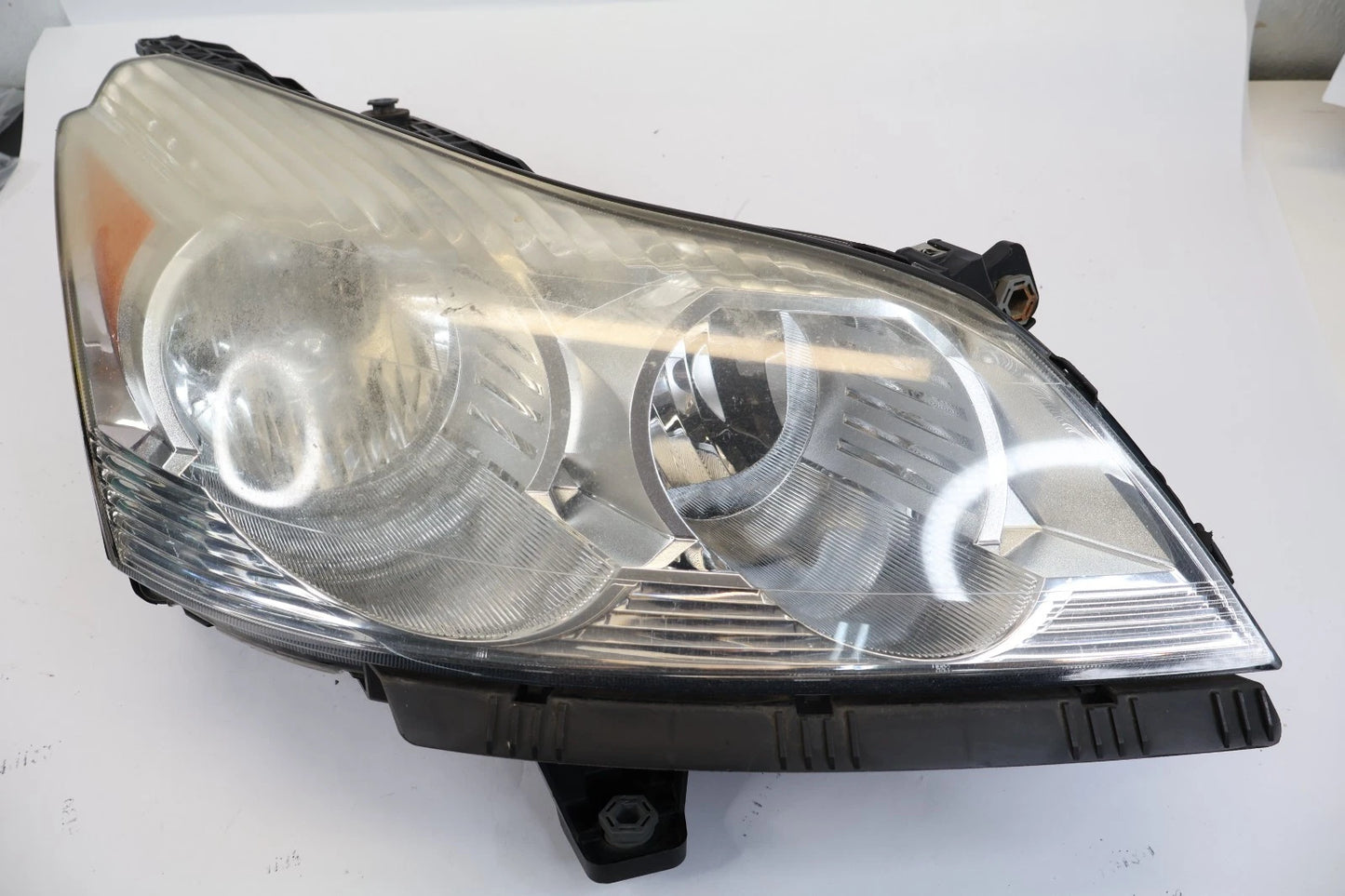 2009-2012 CHEVROLET TRAVERSE RIGHT PASSENGER SIDE HALOGEN HEADLIGHT LAMP OEM