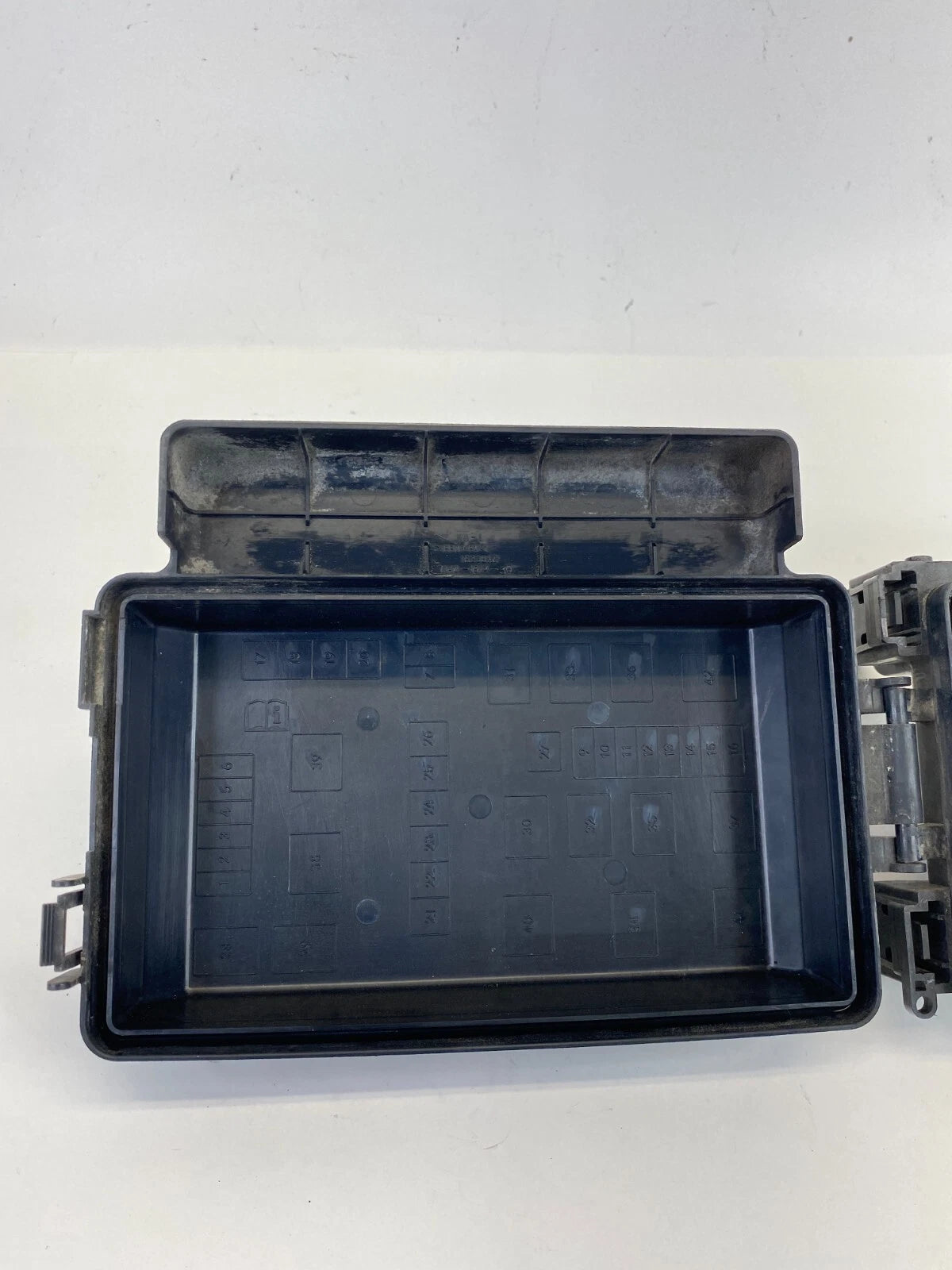2005 DODGE MAGNUM 3.5L FUSE BOX RELAY BOX COMPARTMENT W/ CAP 7140-1914-30 OEM