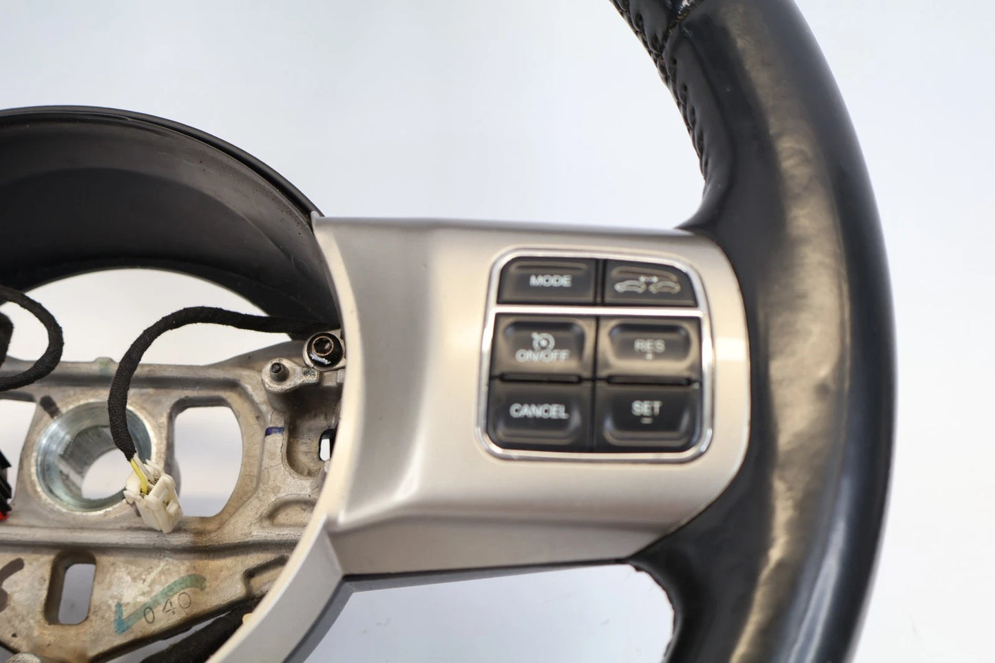 2011-2013 JEEP GRAND CHEROKEE STEERING WHEEL W/ CRUISE CONTROL SWITCH 05057580AE