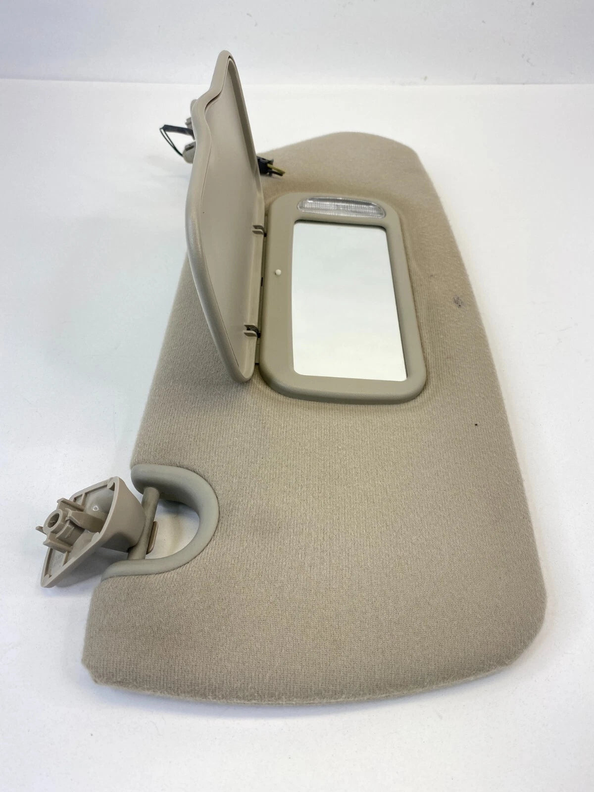 2004 2005 04 05 CHRYSLER PACIFICA ROOF RIGHT PASSENGER SUNVISOR SUN VISOR SHADE