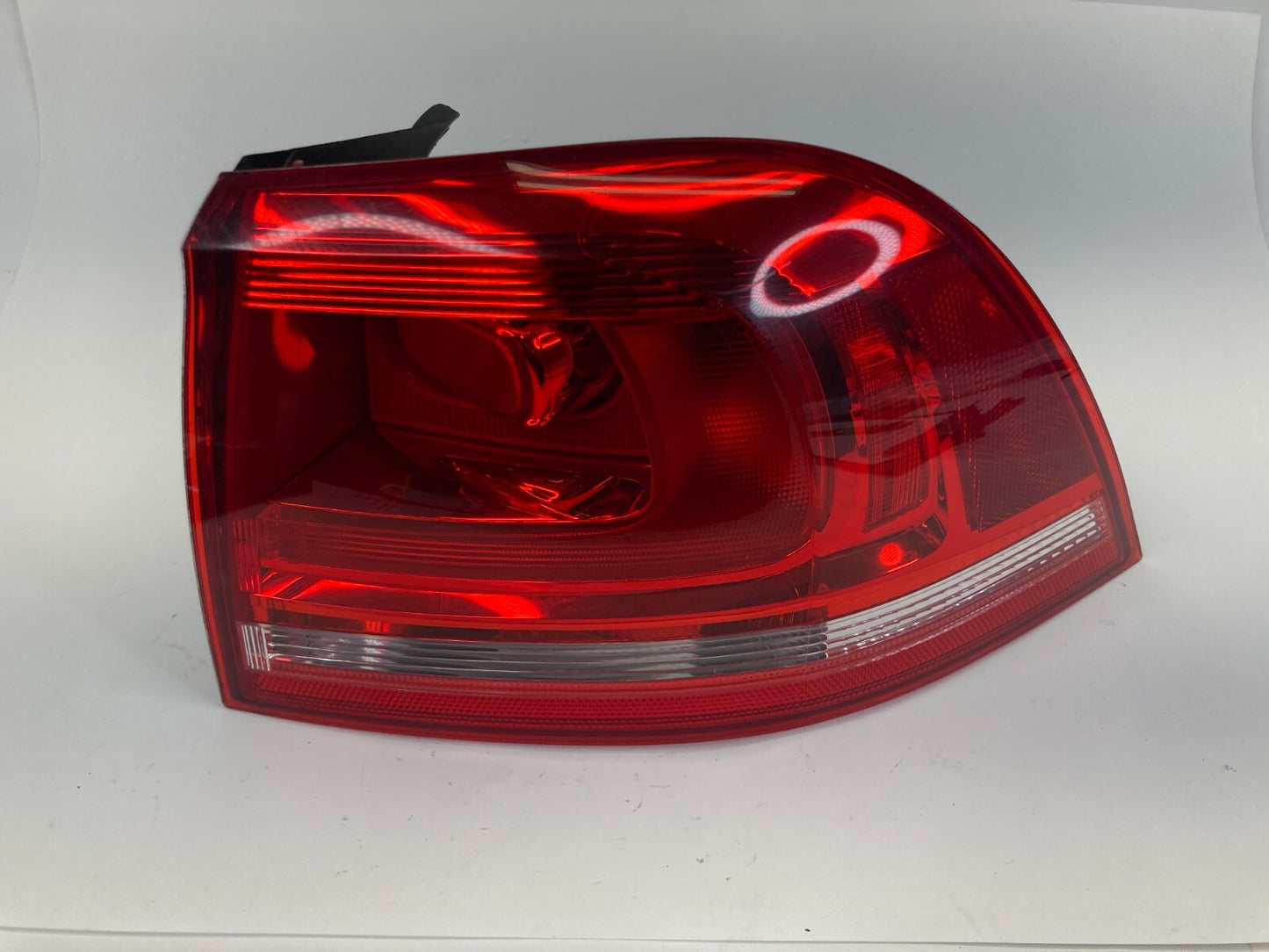 2011-2014 Volkswagen Touareg Right Outer Tail Light Taillight 7P6-945-096E OEM