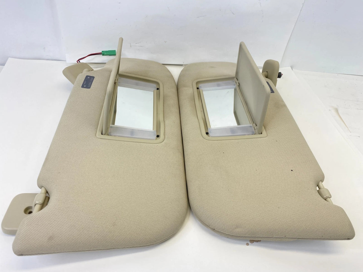 2013-2019 FORD TAURUS DRIVER & PASSENGER SUNVISOR SET W/ILLUMINATED MIRROR OEM