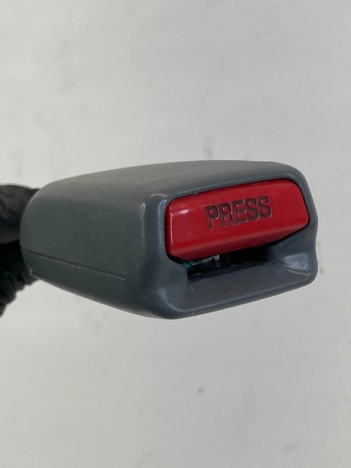 05-10 TOYOTA AVALON FRONT LEFT DRIVER SIDE SEAT BELT BUCKLE 73240-AC070-B1 OEM