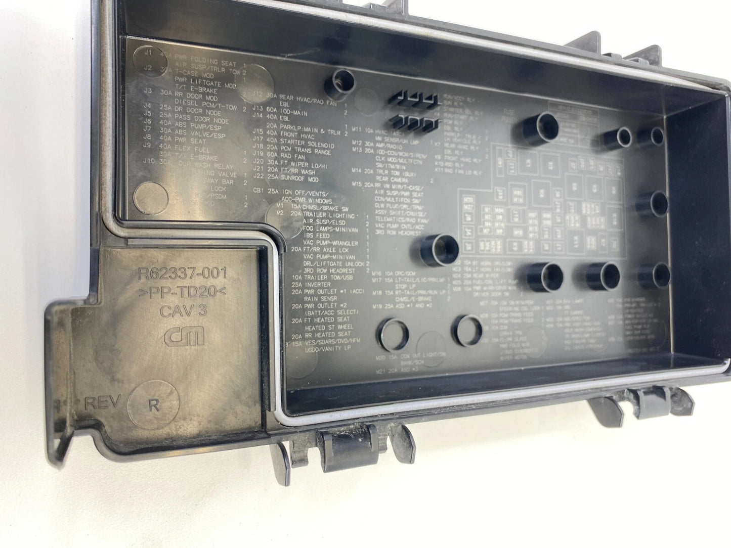 2011-2013 CHRYSLER TOWN & COUNTRY FUSE RELAY BOX BATTERY COVER LID R62337-001