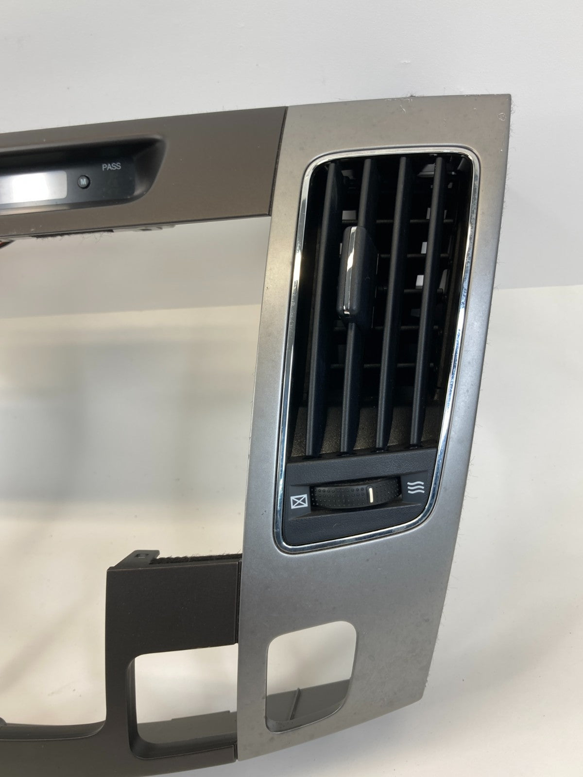 2009 2010 Hyundai Sonata Center Dash Radio Bezel W/ Air Vent Grille Duct OEM