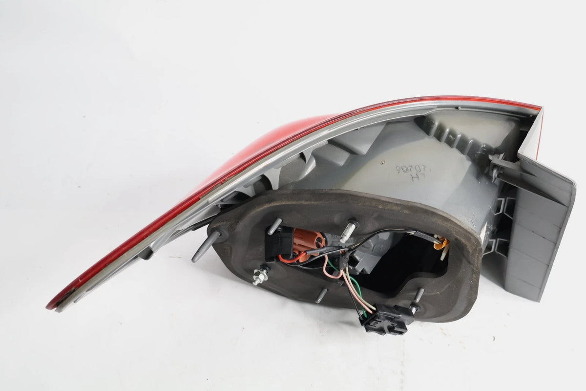 2007-2010 HYUNDAI ELANTRA SEDAN RIGHT PASSENGER SIDE OUTER TAIL LIGHT LAMP OEM