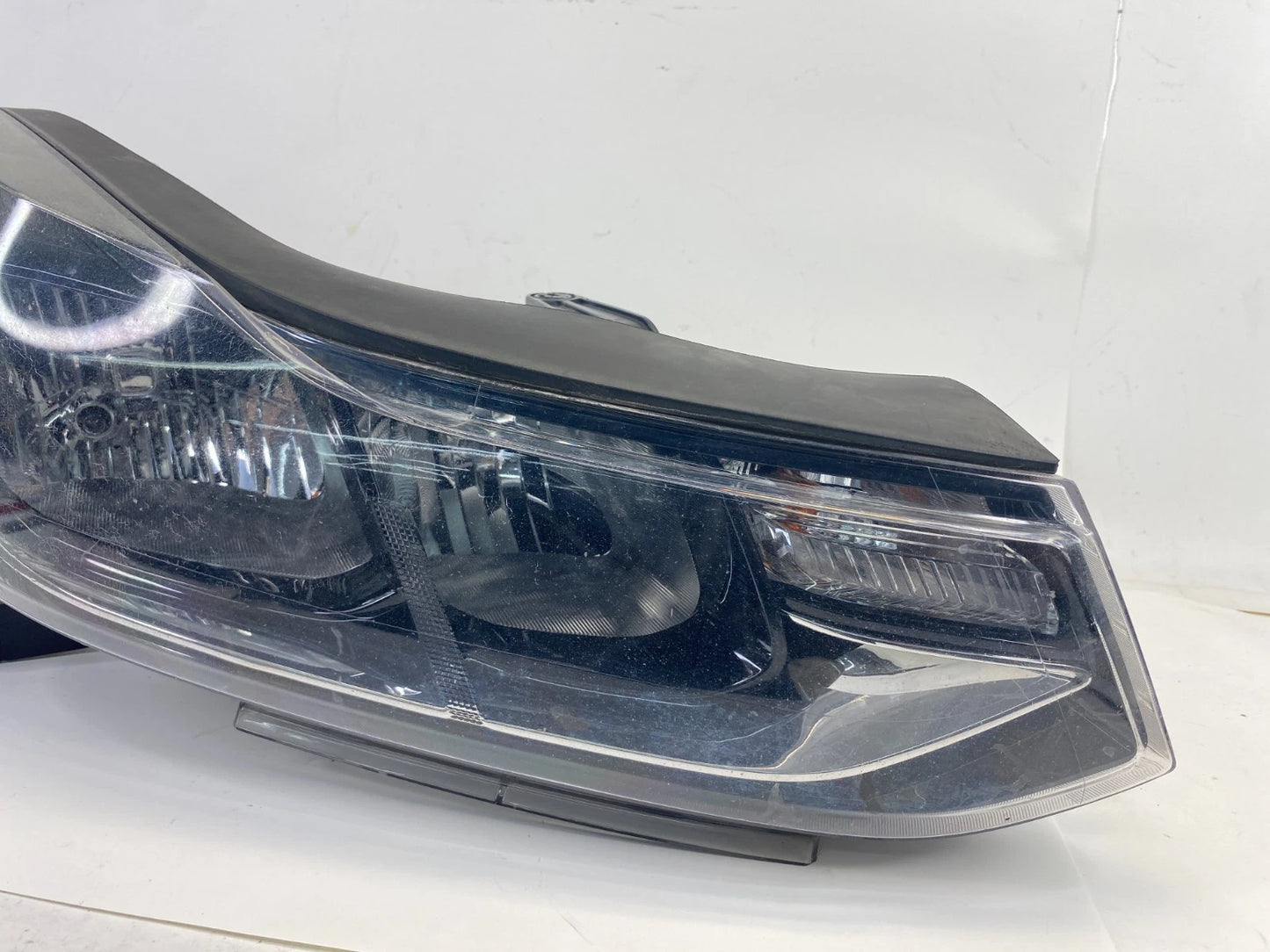 2017-2022 Chevrolet Traverse Right Side Headlight Halogen Lamp Assy 42576956 OEM