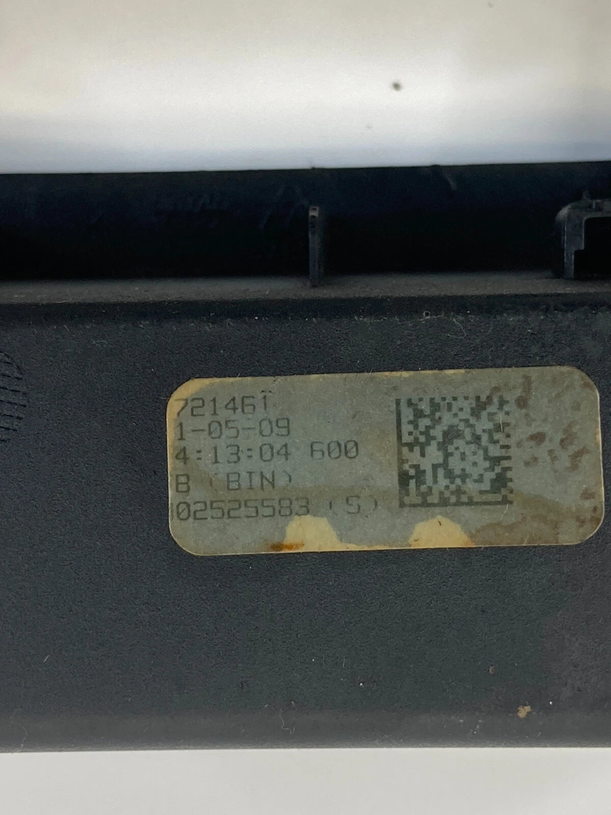 2009-2012 CHEVROLET TRAVERSE CENTER CONSOLE ASHTRAY TRACTION TRIM COVER 2525583