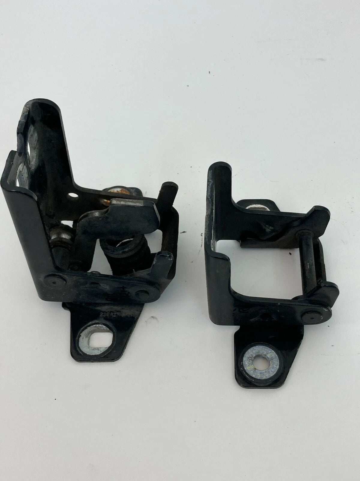04-09 DODGE DURANGO REAR RIGHT PASSENGER SIDE DOOR UPPER & LOWER HINGE SET PAIR