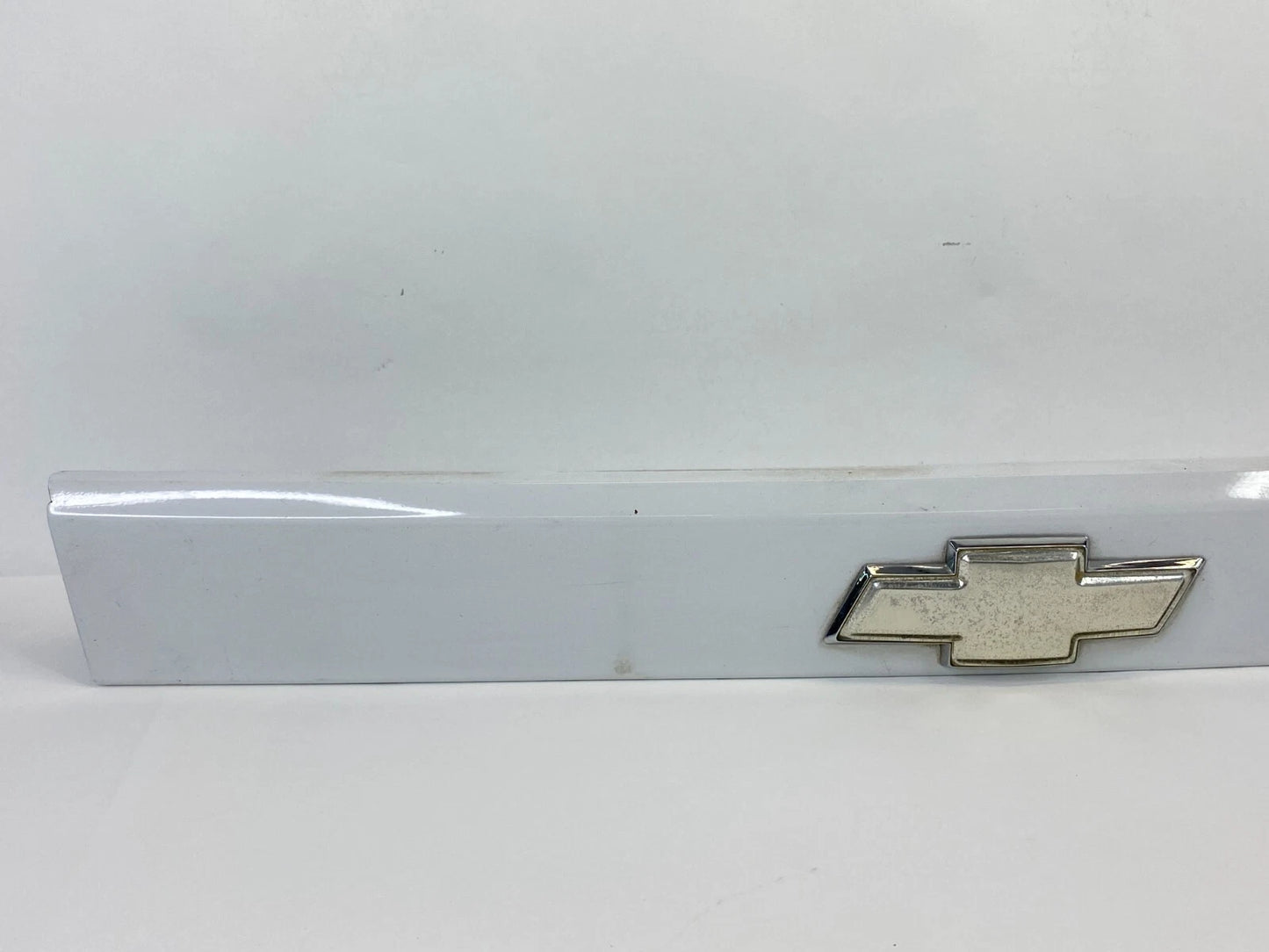 07-11 CHEVY AVEO 5 AVEO5 HATCHBACK REAR TRUNK LICENSE PLATE MOLDING LIGHT EMBLEM